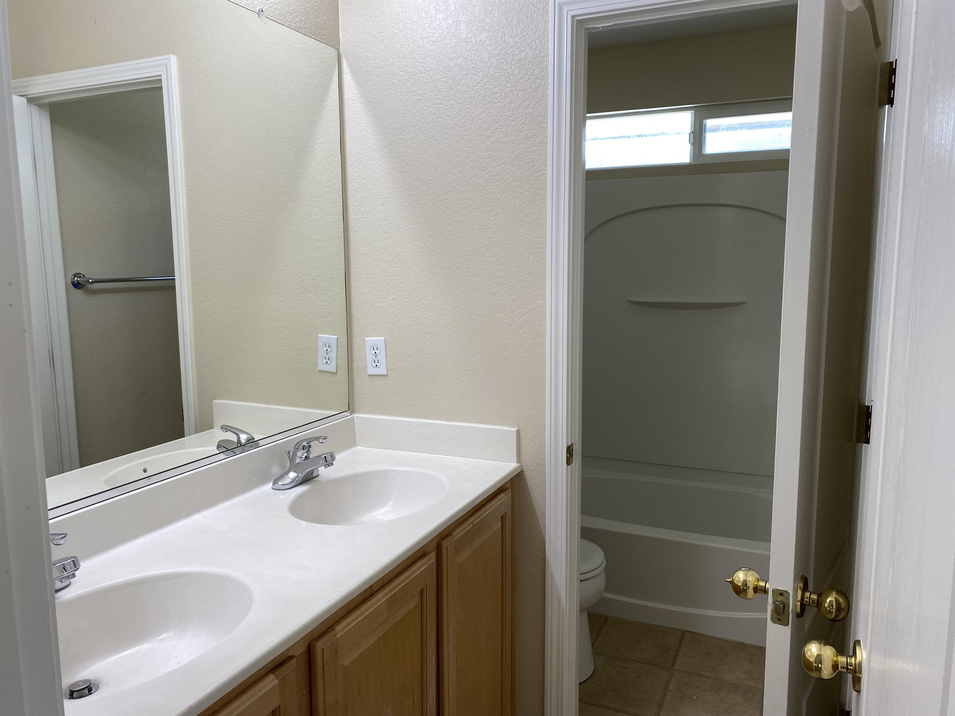 Detail Gallery Image 14 of 19 For 743 Queensland Cir, Stockton,  CA 95206 - 3 Beds | 2/1 Baths