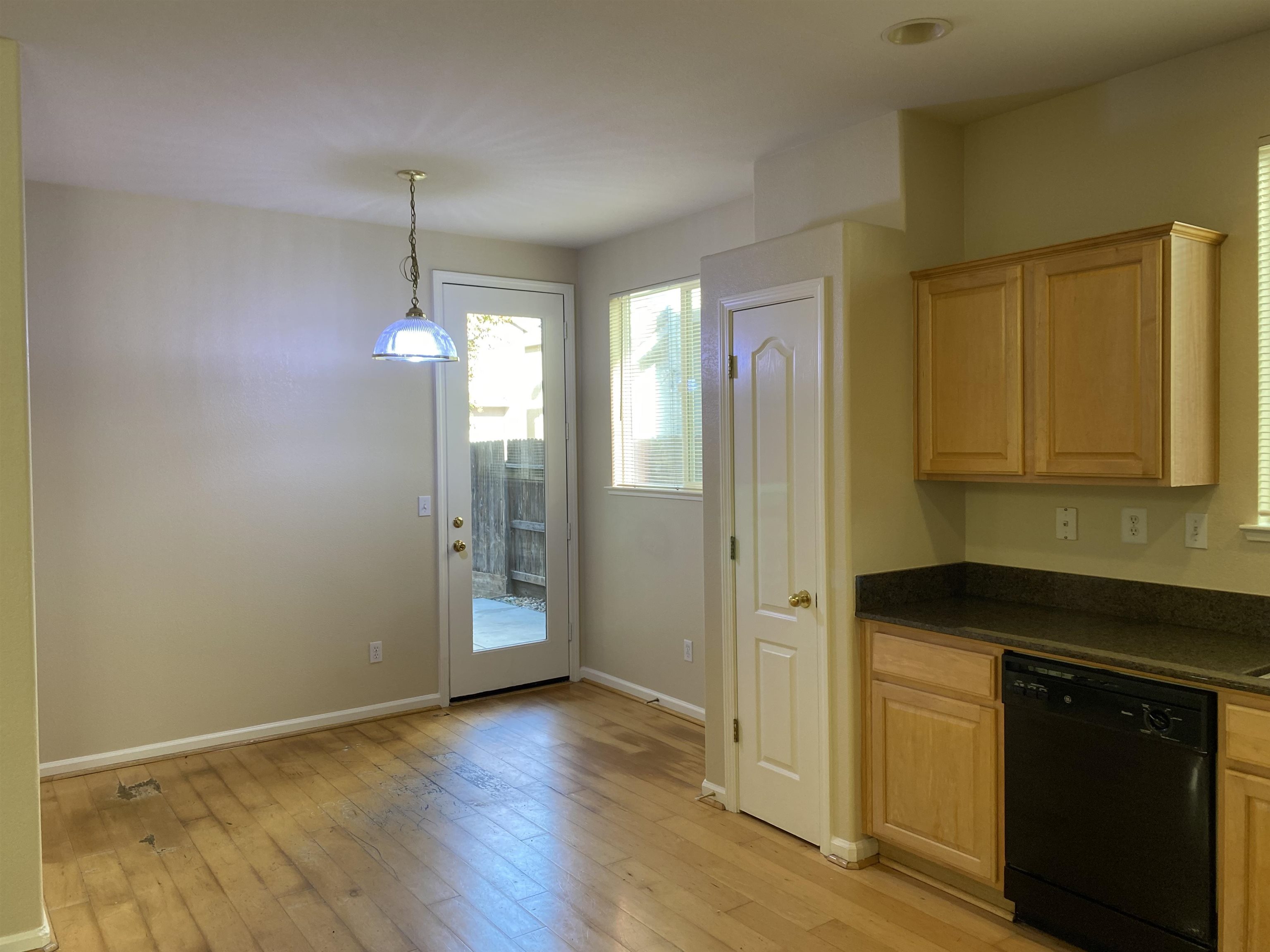 Detail Gallery Image 5 of 19 For 743 Queensland Cir, Stockton,  CA 95206 - 3 Beds | 2/1 Baths