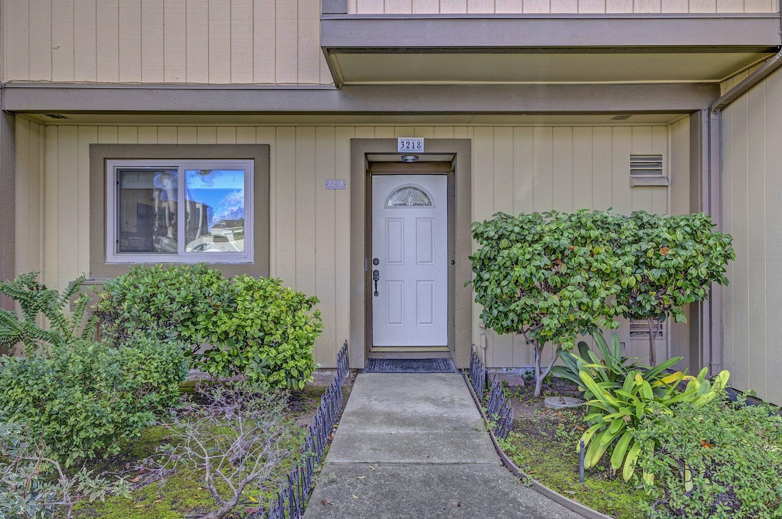 Detail Gallery Image 2 of 49 For 3218 Fir Ave, Alameda,  CA 94502 - 3 Beds | 2/1 Baths