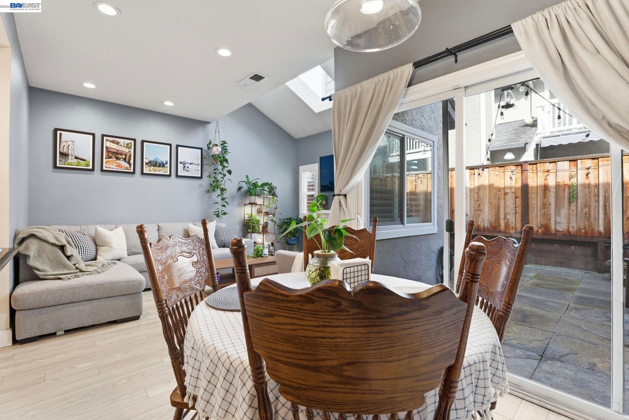 Detail Gallery Image 6 of 22 For 3877 Vine St, Pleasanton,  CA 94566 - 2 Beds | 2/1 Baths