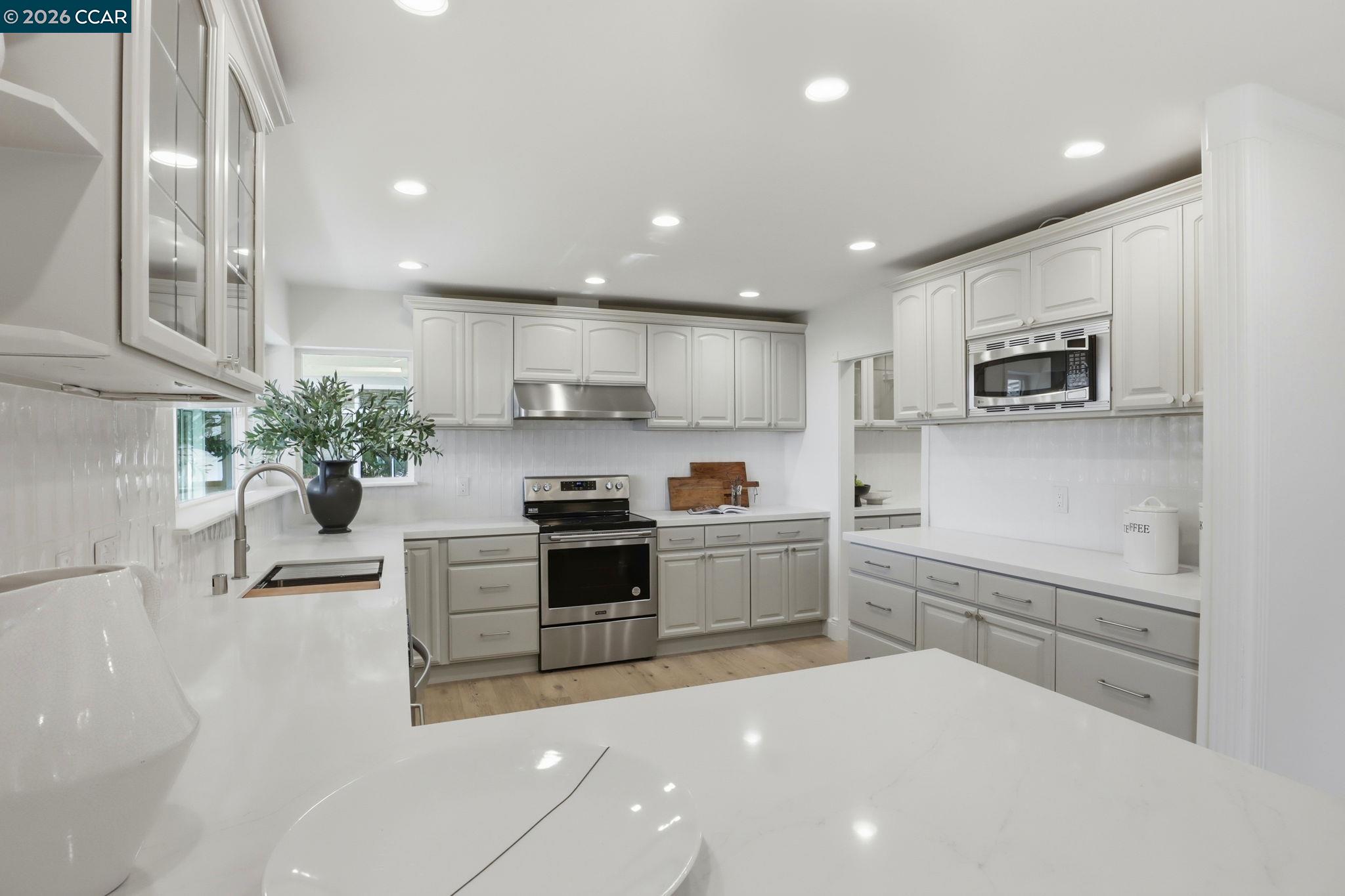 Detail Gallery Image 11 of 56 For 128 Diablo View Dr, Orinda,  CA 94563 - 5 Beds | 3 Baths