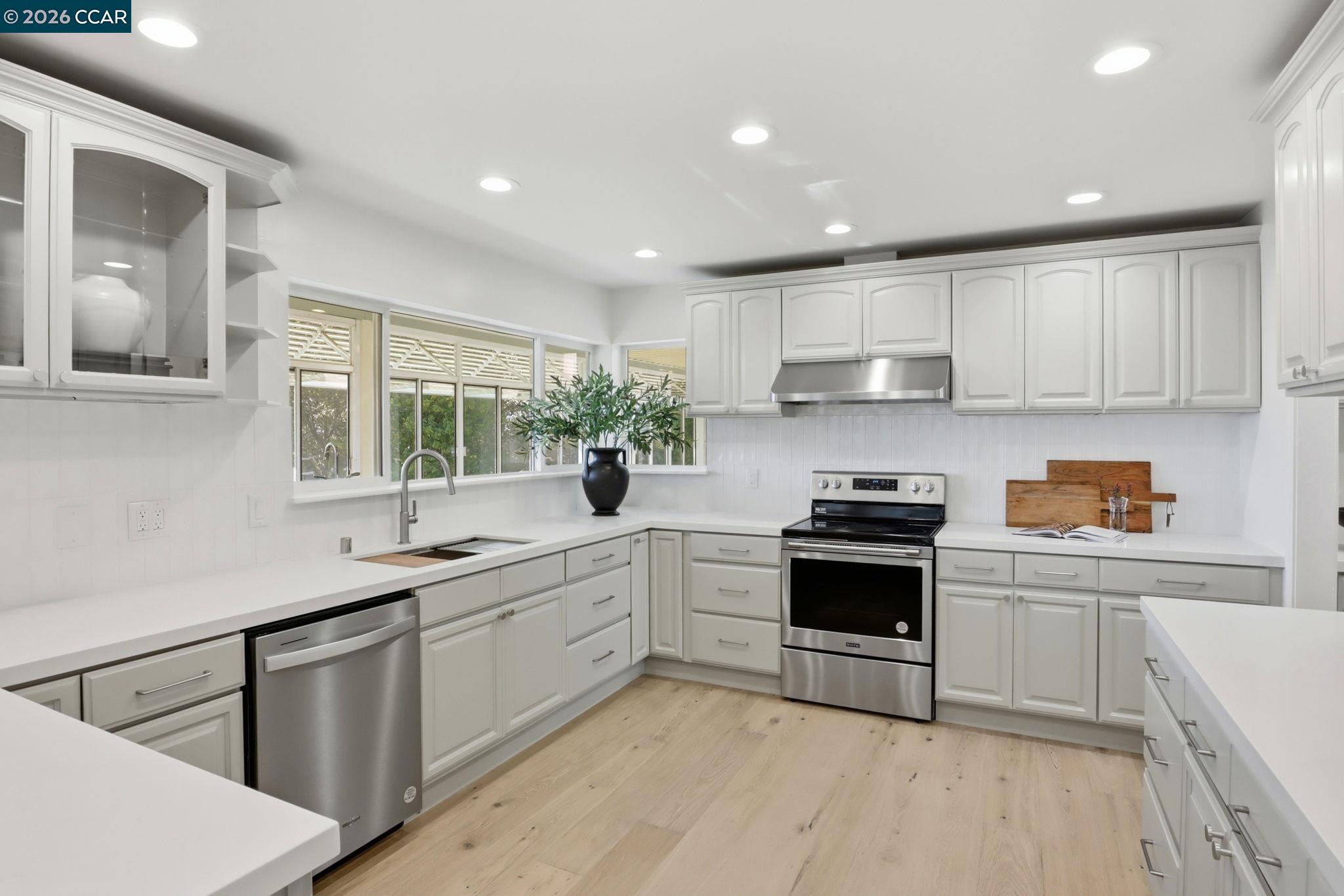 Detail Gallery Image 12 of 56 For 128 Diablo View Dr, Orinda,  CA 94563 - 5 Beds | 3 Baths