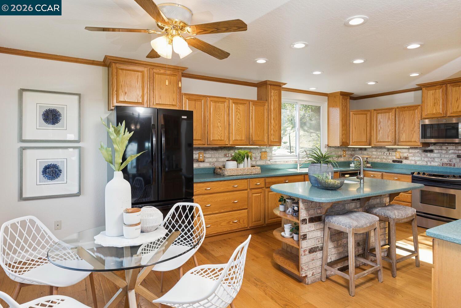 Detail Gallery Image 8 of 34 For 1087 Hillside Dr, Martinez,  CA 94553 - 4 Beds | 2/1 Baths