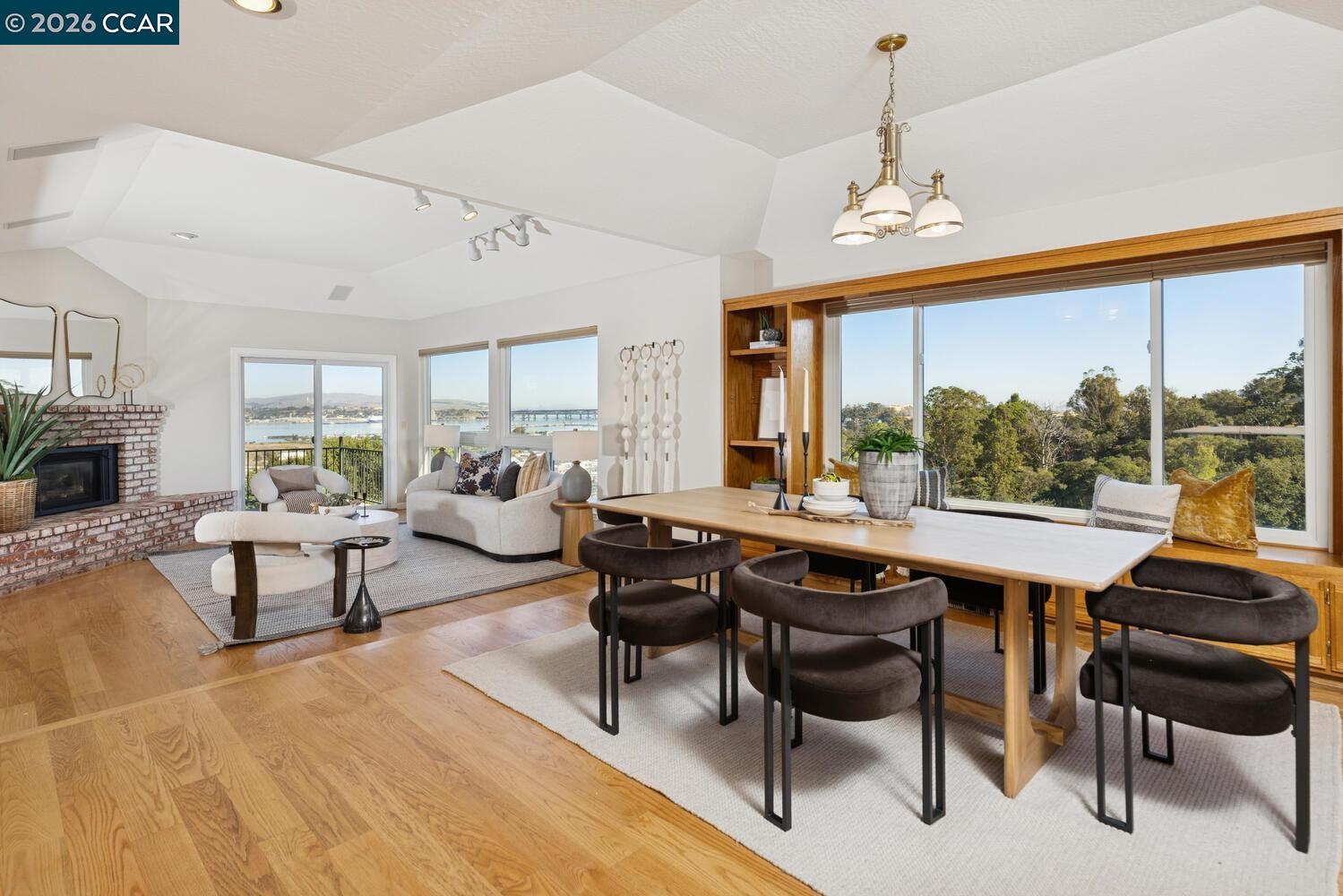 Detail Gallery Image 10 of 34 For 1087 Hillside Dr, Martinez,  CA 94553 - 4 Beds | 2/1 Baths