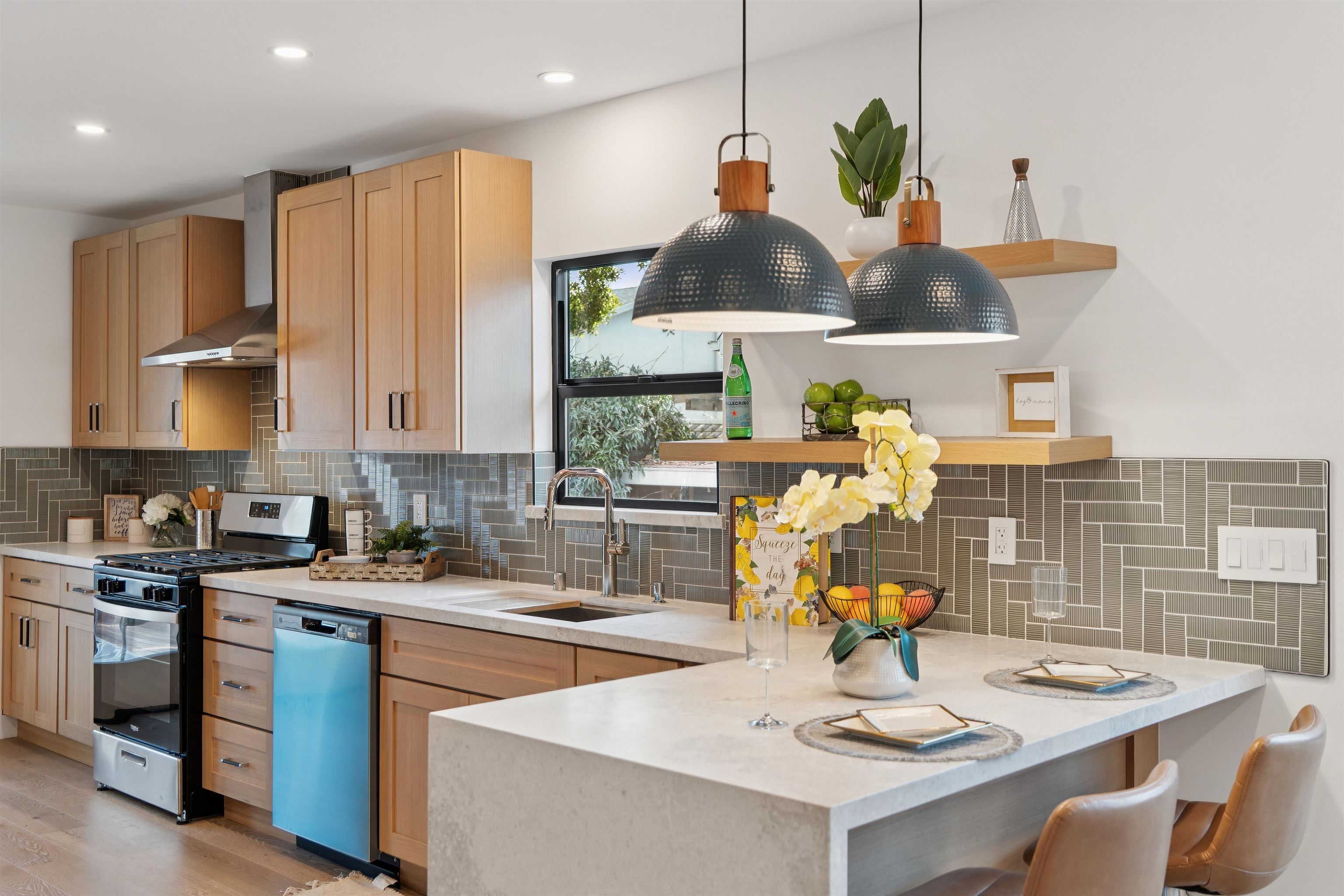 Detail Gallery Image 18 of 55 For 975 55 St, Oakland,  CA 94608 - 3 Beds | 3 Baths