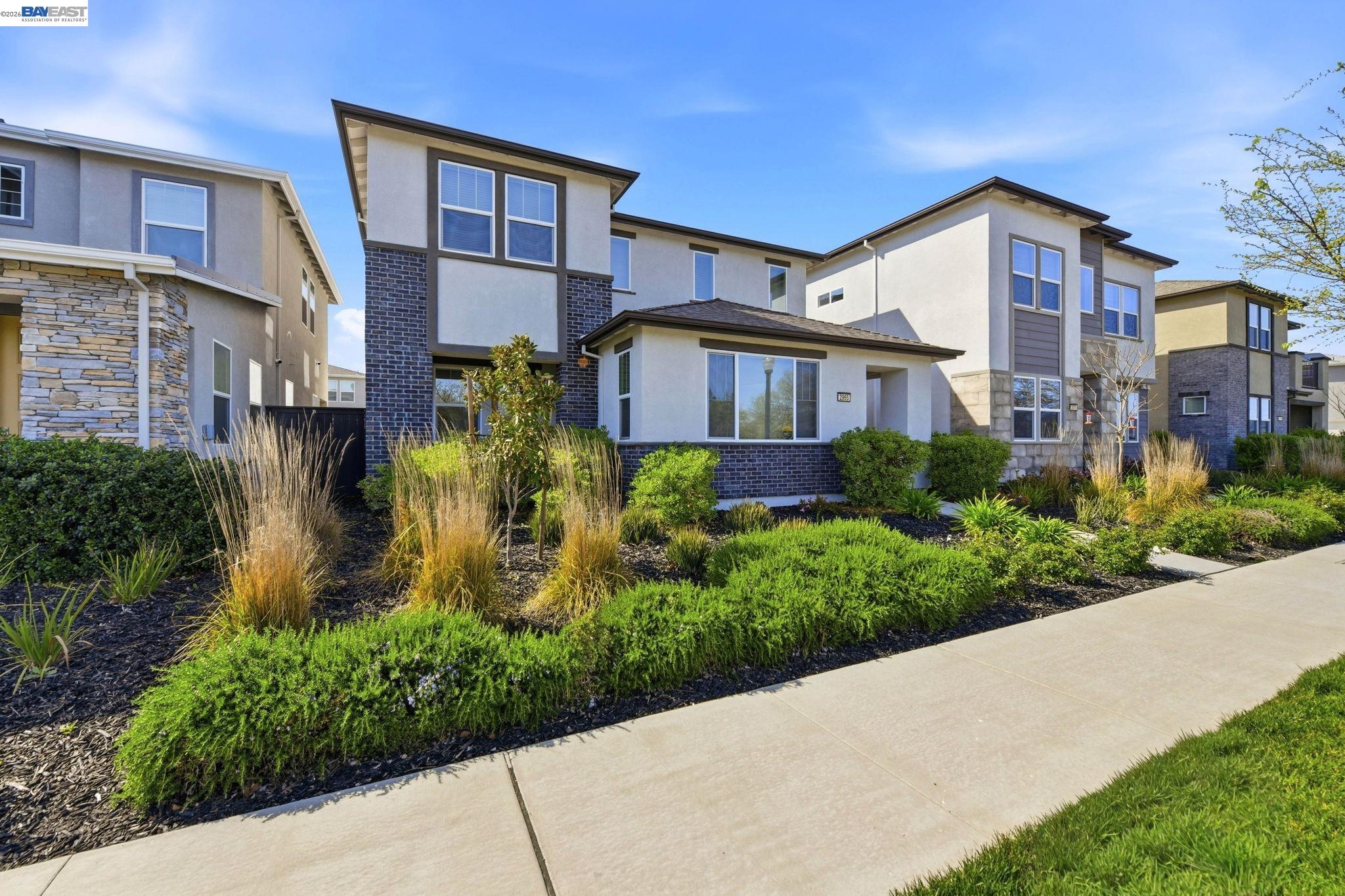 Detail Gallery Image 2 of 60 For 2965 Hazel Gaze St, Sacramento,  CA 95833 - 3 Beds | 3 Baths