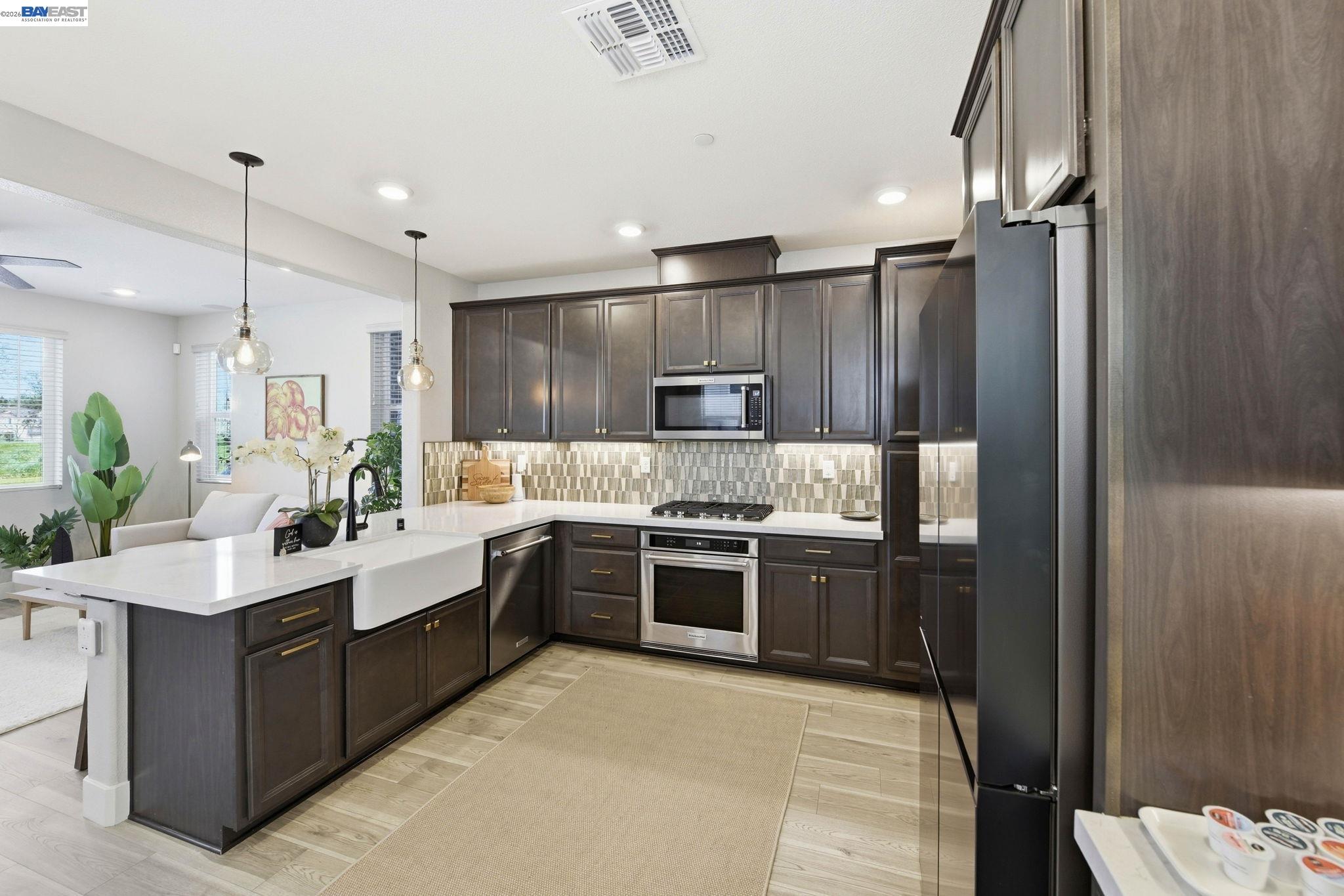 Detail Gallery Image 11 of 60 For 2965 Hazel Gaze St, Sacramento,  CA 95833 - 3 Beds | 3 Baths