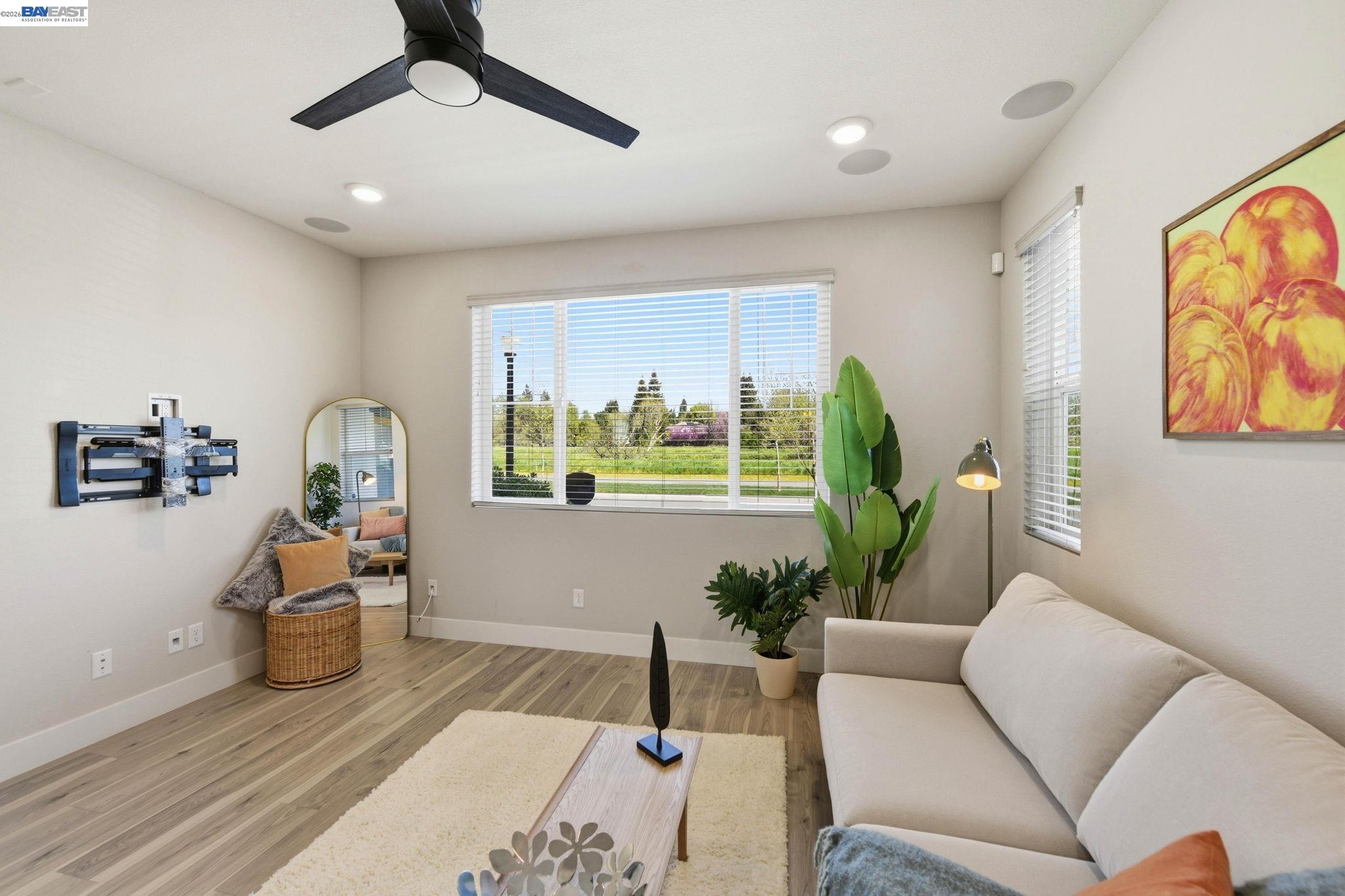 Detail Gallery Image 4 of 60 For 2965 Hazel Gaze St, Sacramento,  CA 95833 - 3 Beds | 3 Baths