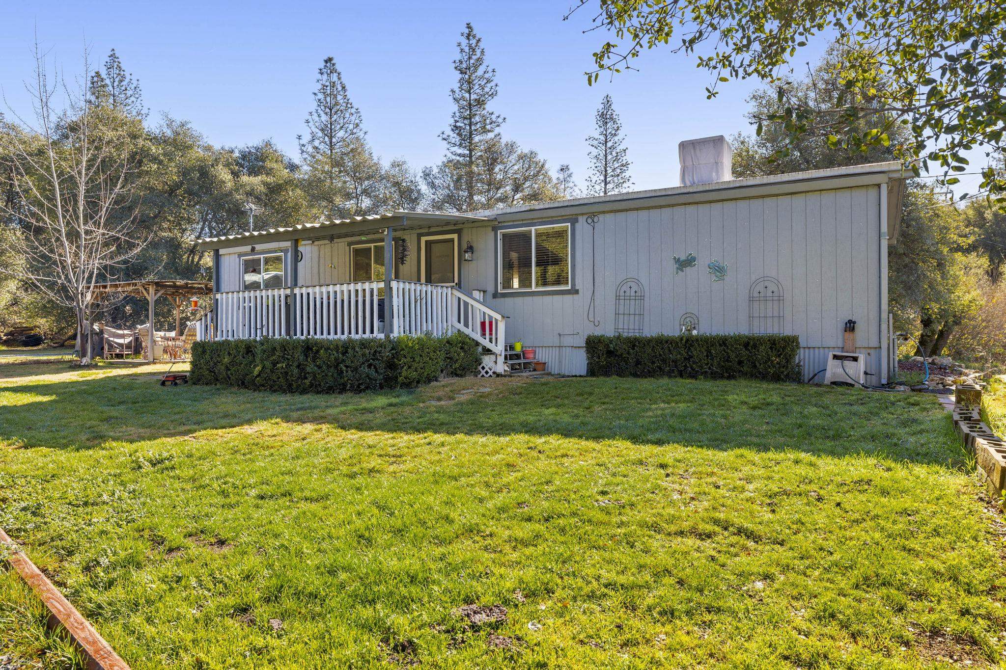 Detail Gallery Image 3 of 31 For 11991 Black Dr, Big Oak Flat,  CA 95305 - 3 Beds | 2 Baths