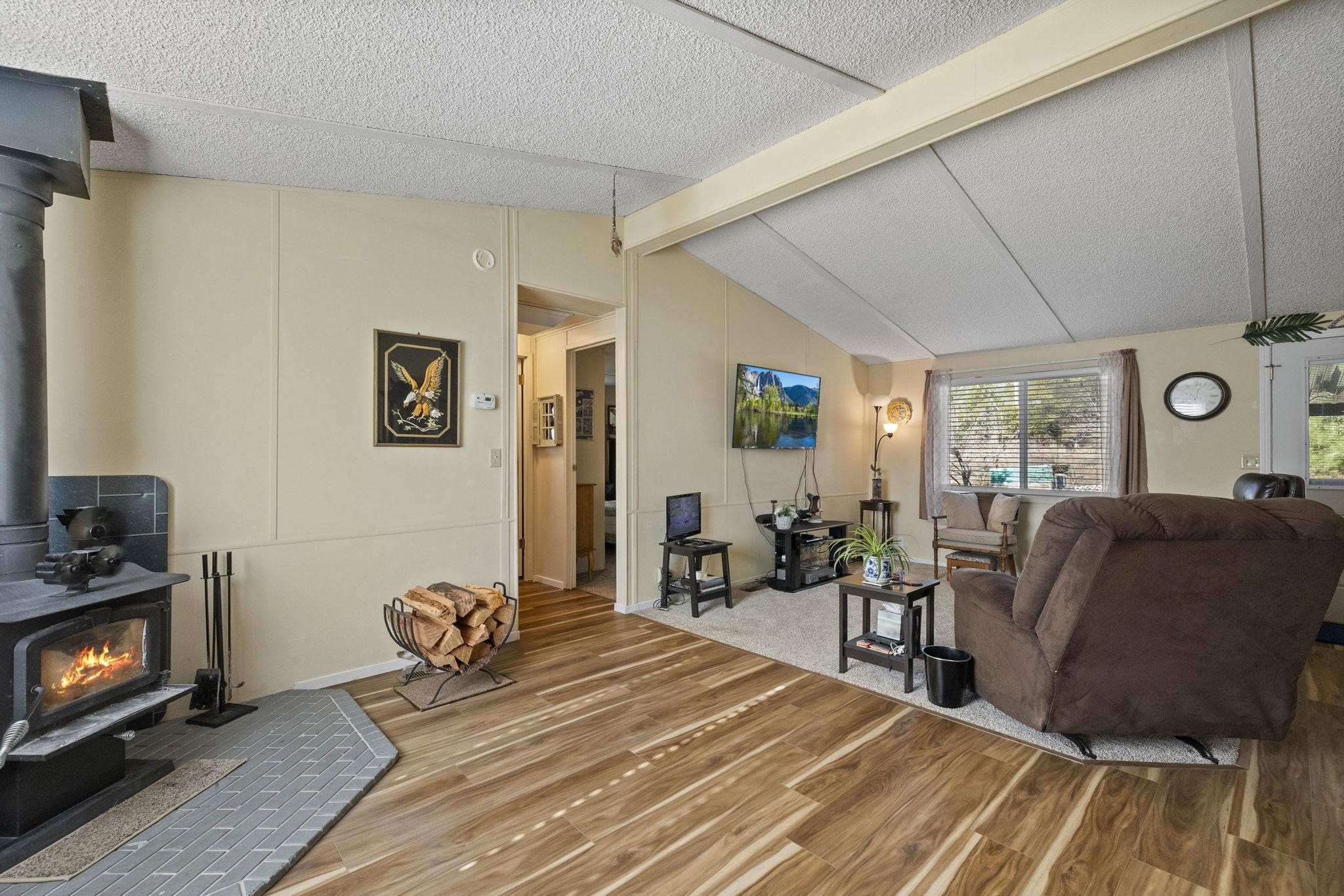 Detail Gallery Image 7 of 31 For 11991 Black Dr, Big Oak Flat,  CA 95305 - 3 Beds | 2 Baths