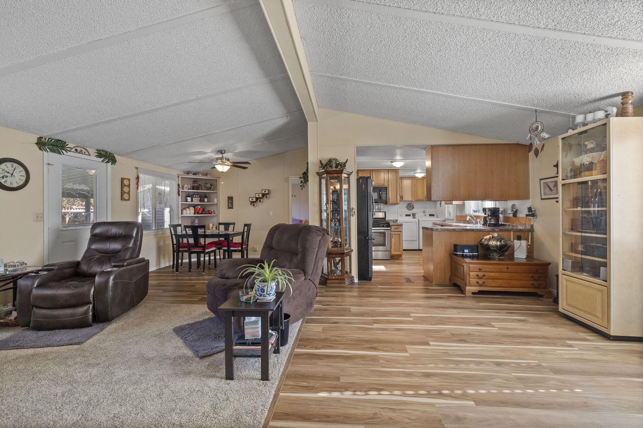 Detail Gallery Image 8 of 31 For 11991 Black Dr, Big Oak Flat,  CA 95305 - 3 Beds | 2 Baths