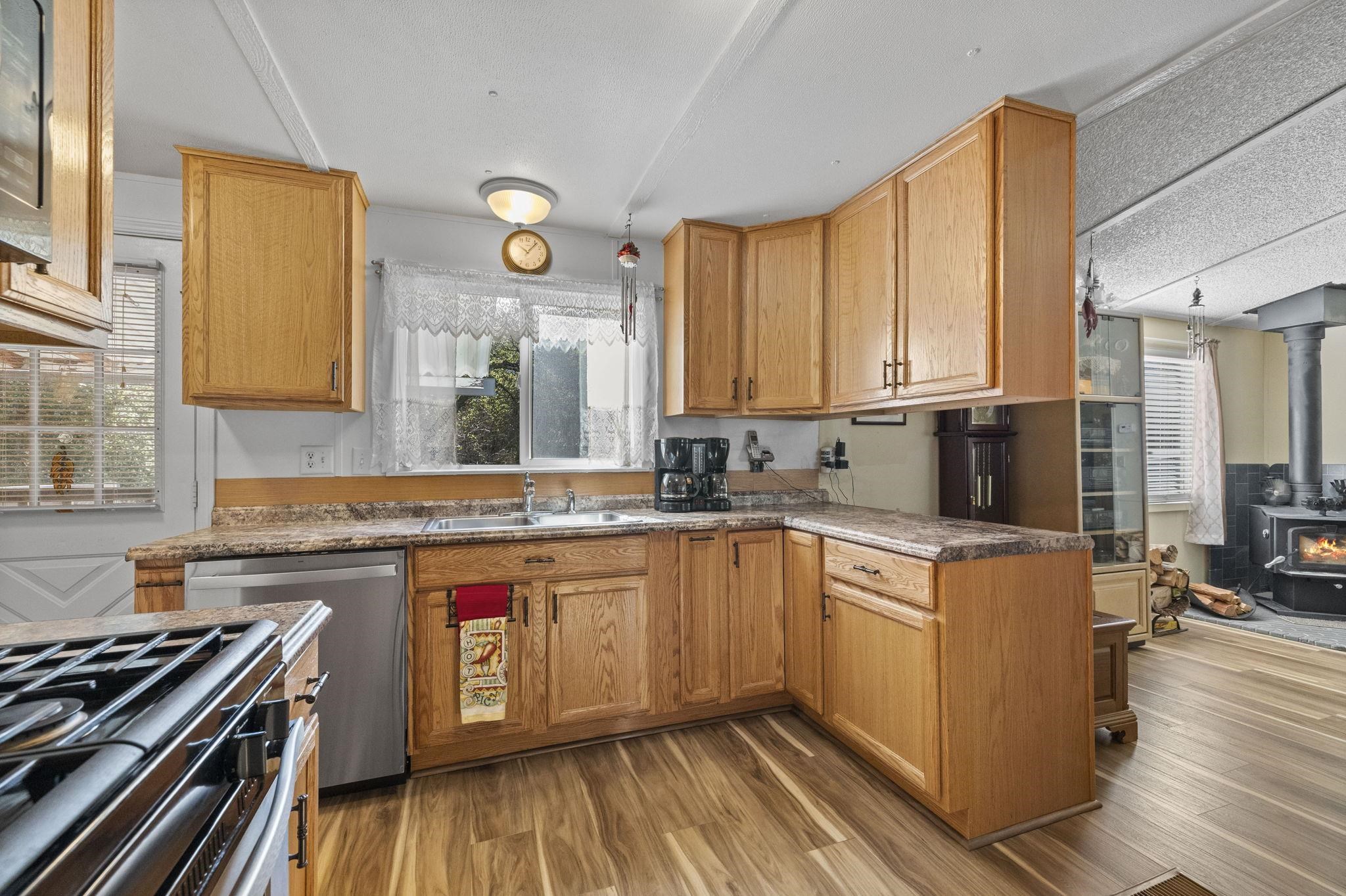 Detail Gallery Image 10 of 31 For 11991 Black Dr, Big Oak Flat,  CA 95305 - 3 Beds | 2 Baths