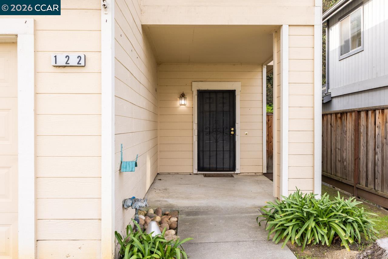 Detail Gallery Image 3 of 21 For 122 Bridgeview Ct, Crockett,  CA 94525 - 4 Beds | 2/1 Baths