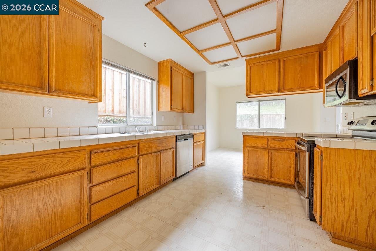 Detail Gallery Image 5 of 21 For 122 Bridgeview Ct, Crockett,  CA 94525 - 4 Beds | 2/1 Baths