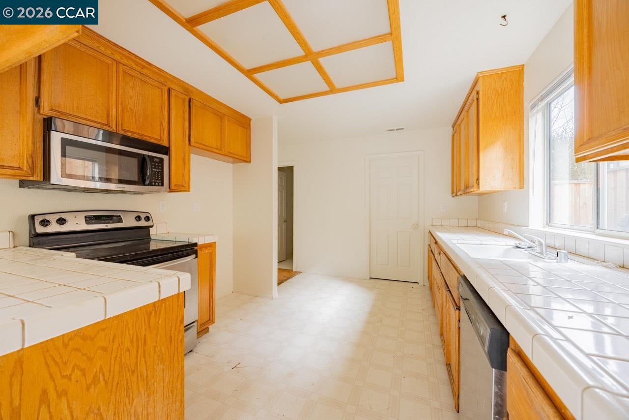 Detail Gallery Image 8 of 21 For 122 Bridgeview Ct, Crockett,  CA 94525 - 4 Beds | 2/1 Baths