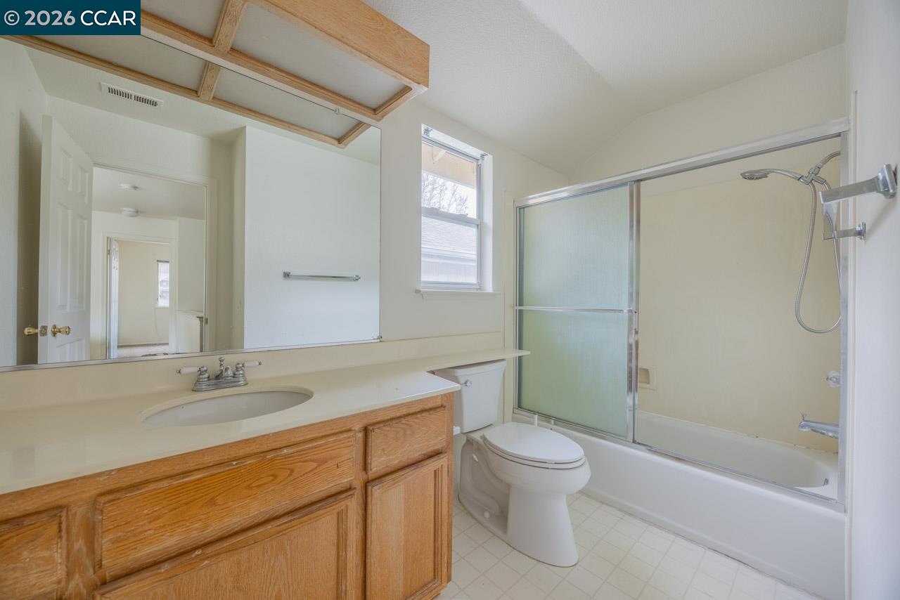 Detail Gallery Image 9 of 21 For 122 Bridgeview Ct, Crockett,  CA 94525 - 4 Beds | 2/1 Baths