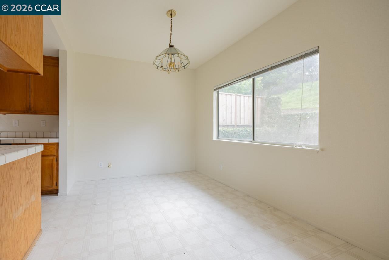 Detail Gallery Image 10 of 21 For 122 Bridgeview Ct, Crockett,  CA 94525 - 4 Beds | 2/1 Baths