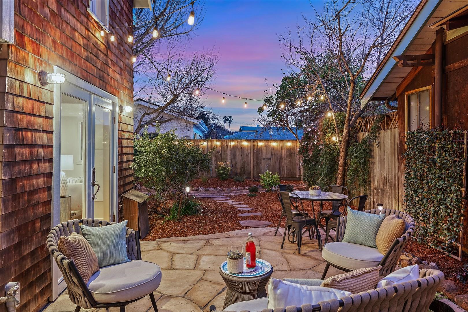 Detail Gallery Image 4 of 49 For 1447 Kains Ave, Berkeley,  CA 94702 - 1 Beds | 1 Baths