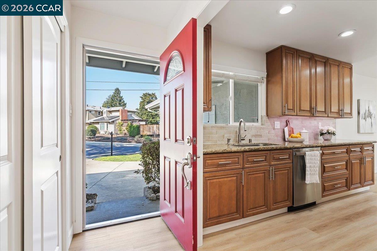 Detail Gallery Image 2 of 37 For 407 Roanoke Dr, Martinez,  CA 94553 - 3 Beds | 2 Baths