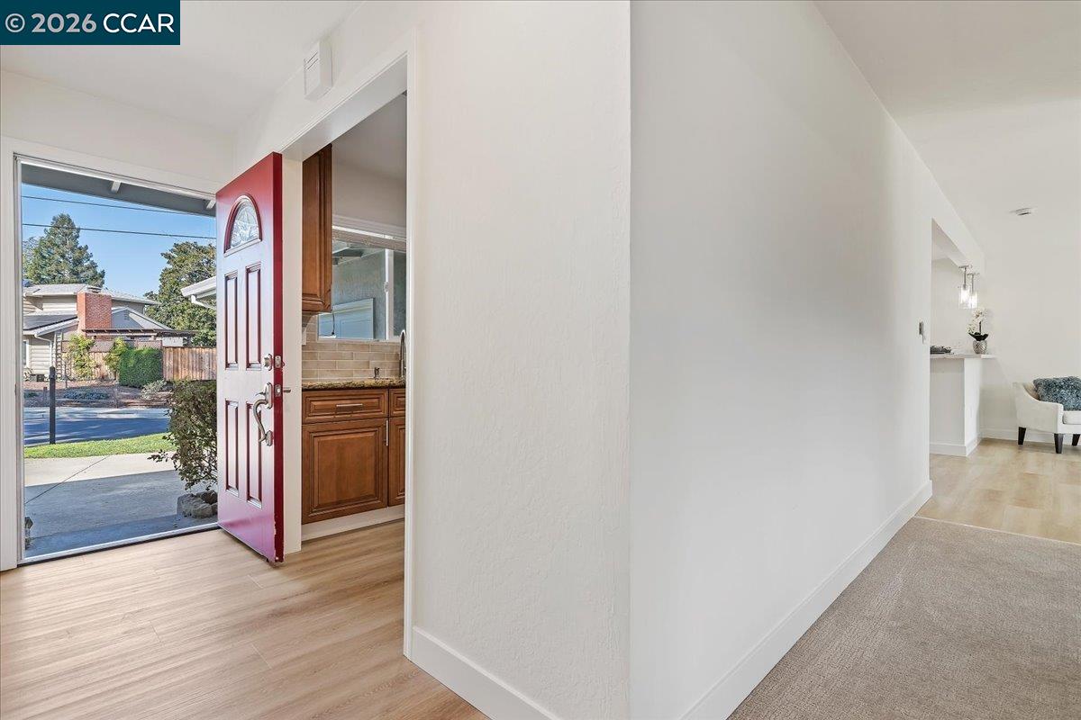 Detail Gallery Image 3 of 37 For 407 Roanoke Dr, Martinez,  CA 94553 - 3 Beds | 2 Baths
