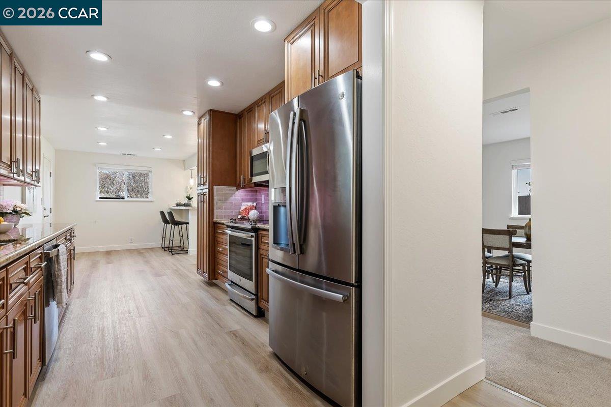 Detail Gallery Image 4 of 37 For 407 Roanoke Dr, Martinez,  CA 94553 - 3 Beds | 2 Baths