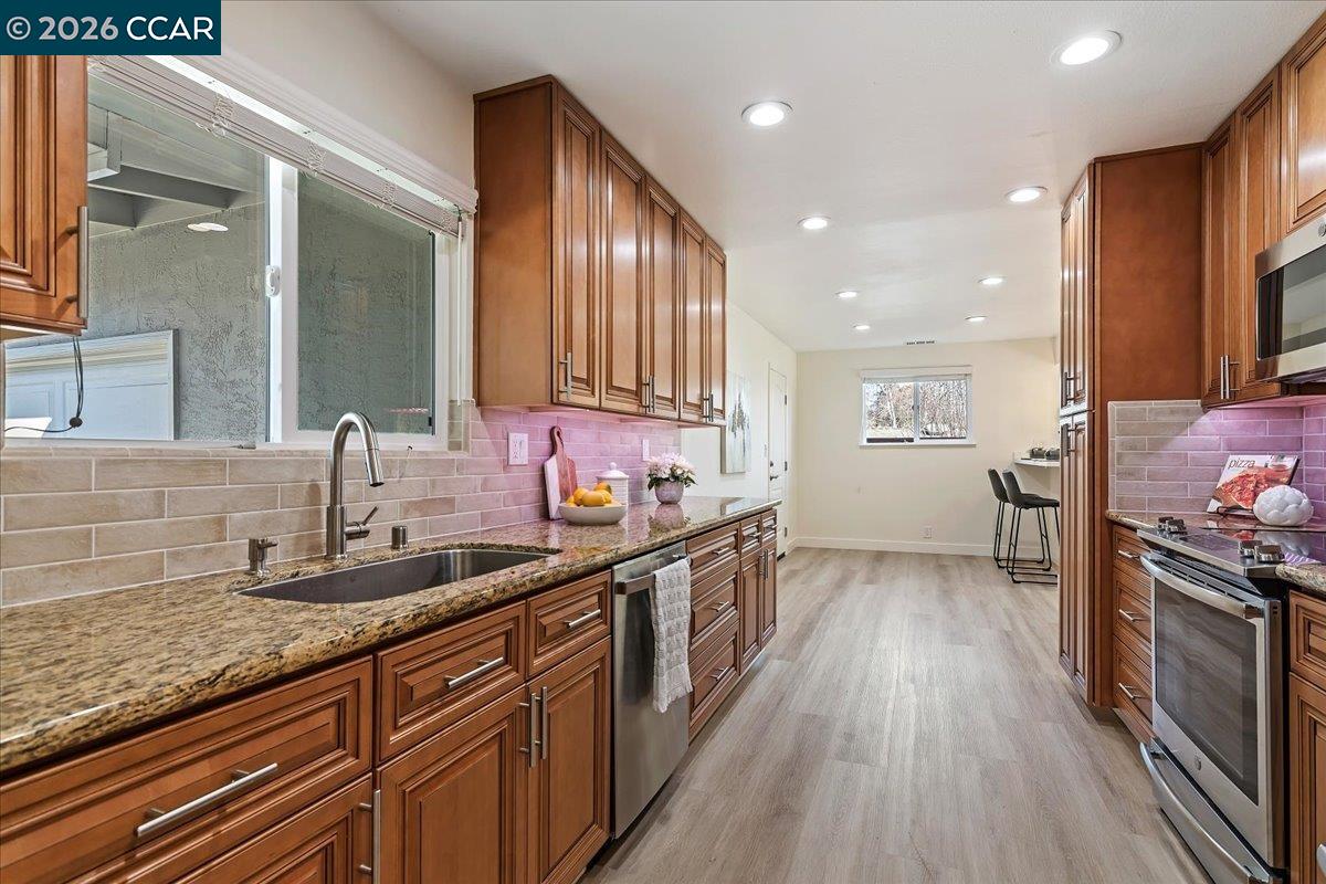 Detail Gallery Image 5 of 37 For 407 Roanoke Dr, Martinez,  CA 94553 - 3 Beds | 2 Baths