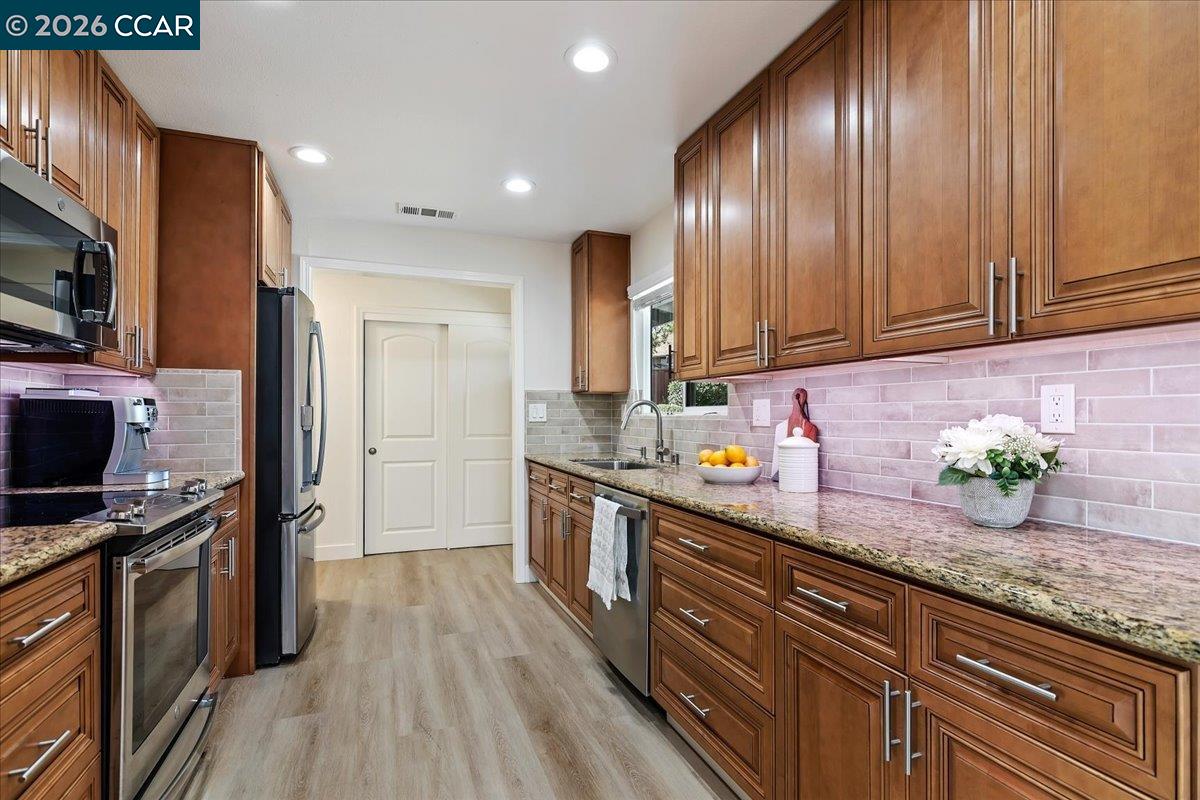 Detail Gallery Image 6 of 37 For 407 Roanoke Dr, Martinez,  CA 94553 - 3 Beds | 2 Baths