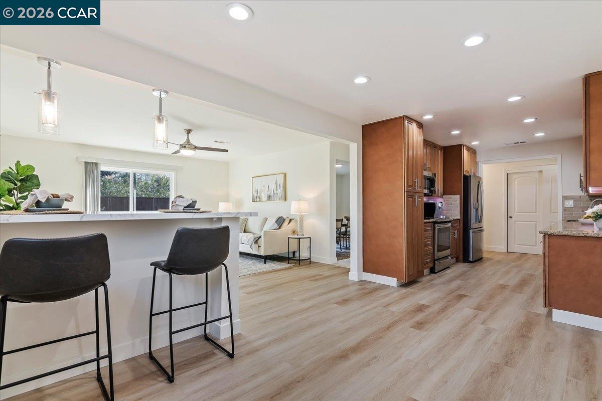 Detail Gallery Image 8 of 37 For 407 Roanoke Dr, Martinez,  CA 94553 - 3 Beds | 2 Baths