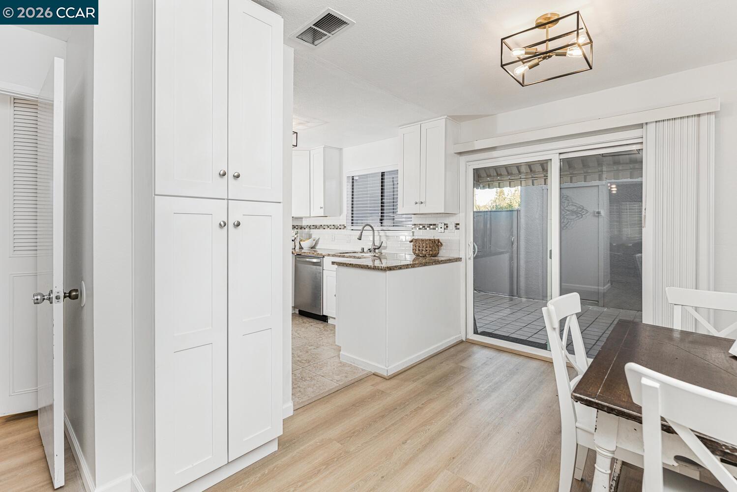 Detail Gallery Image 4 of 28 For 2730 Walnut Boulevard, Walnut Creek,  CA 94506 - 2 Beds | 2 Baths