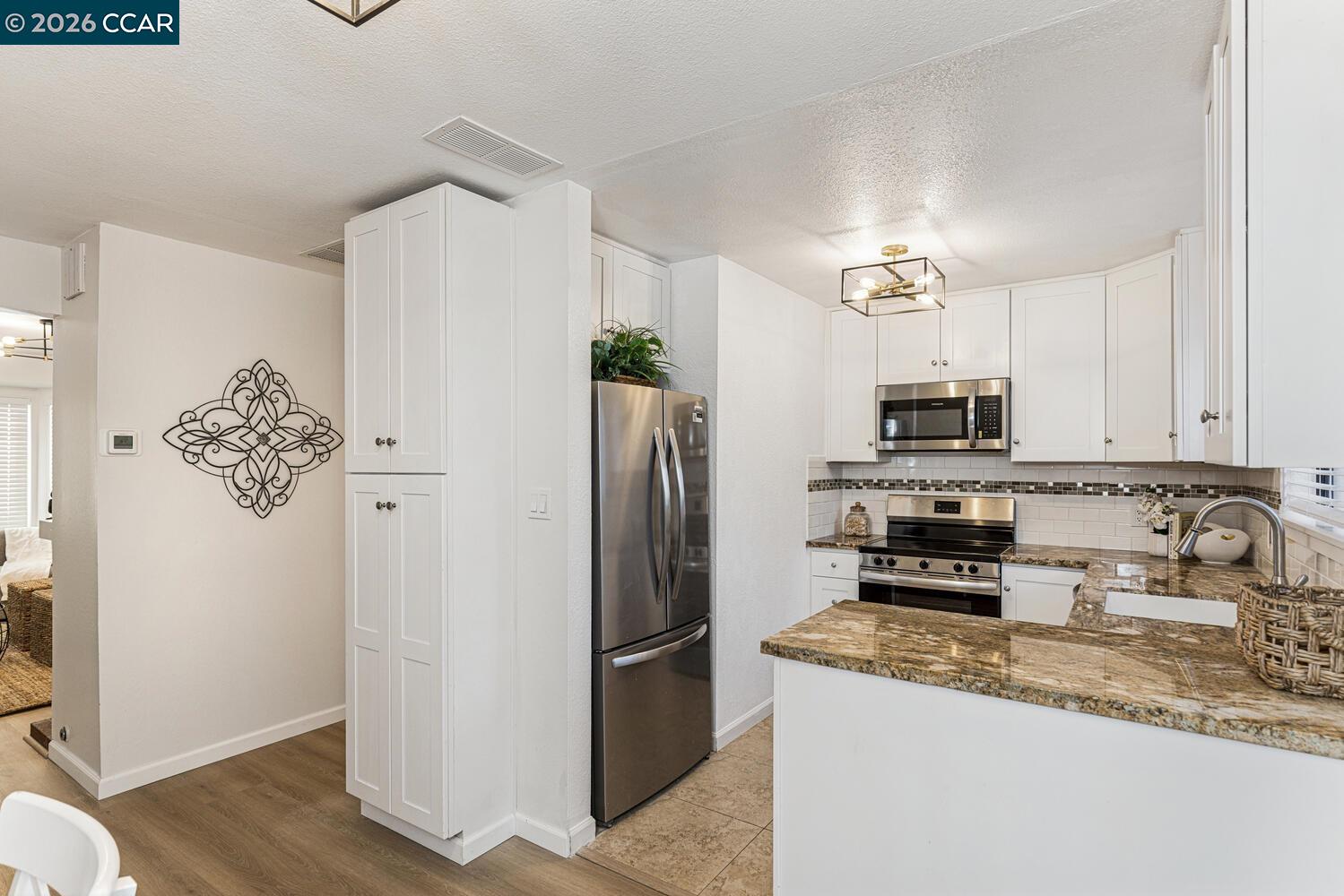 Detail Gallery Image 7 of 28 For 2730 Walnut Boulevard, Walnut Creek,  CA 94506 - 2 Beds | 2 Baths