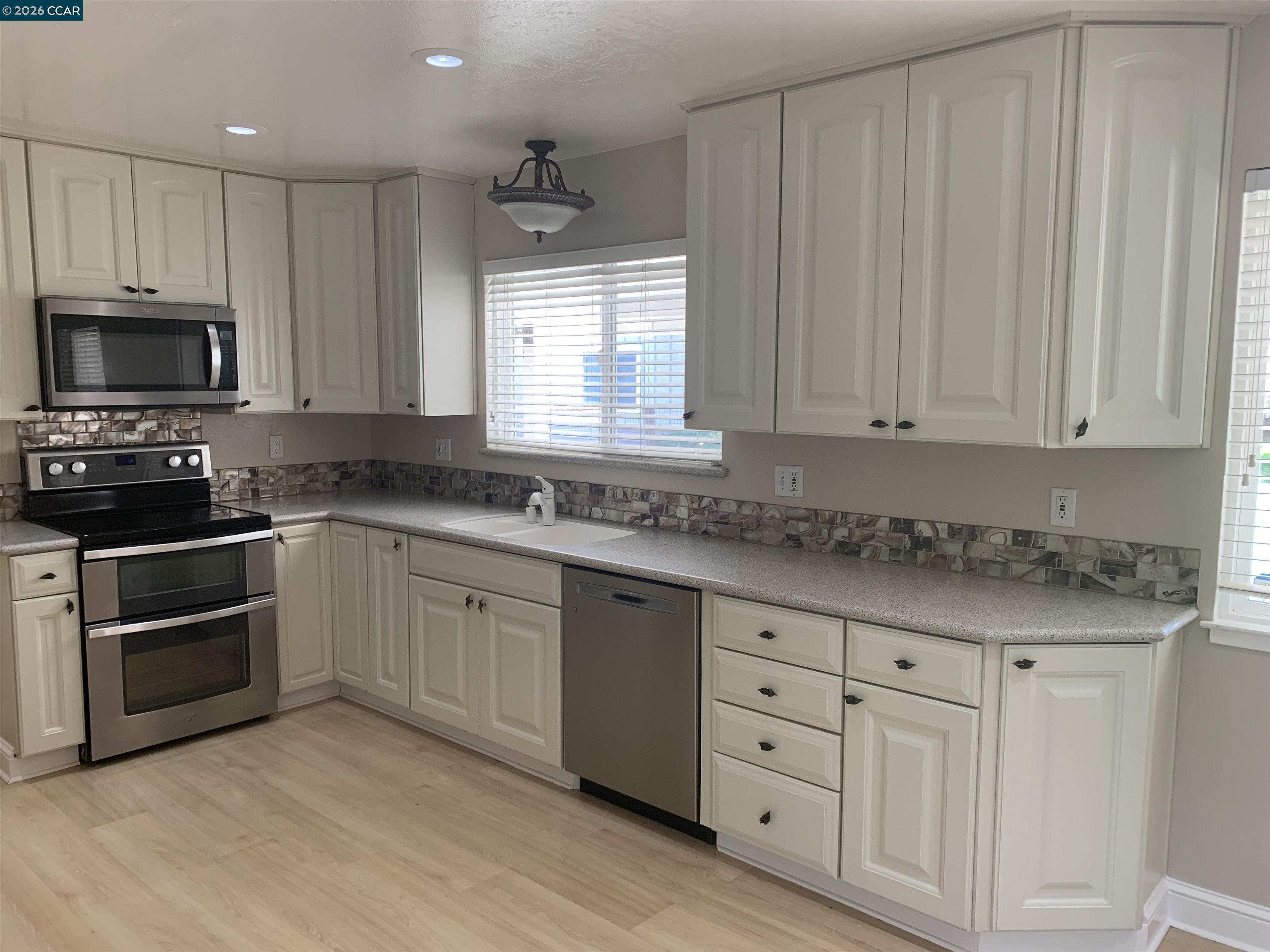 Detail Gallery Image 4 of 33 For 1608 Claycord Ave, Concord,  CA 94521 - 3 Beds | 2 Baths