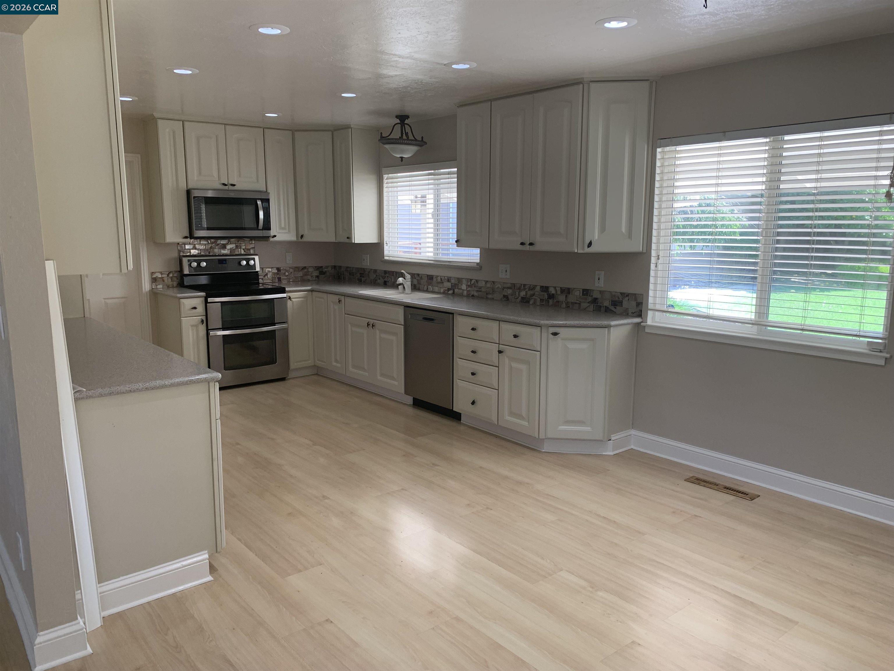 Detail Gallery Image 6 of 33 For 1608 Claycord Ave, Concord,  CA 94521 - 3 Beds | 2 Baths