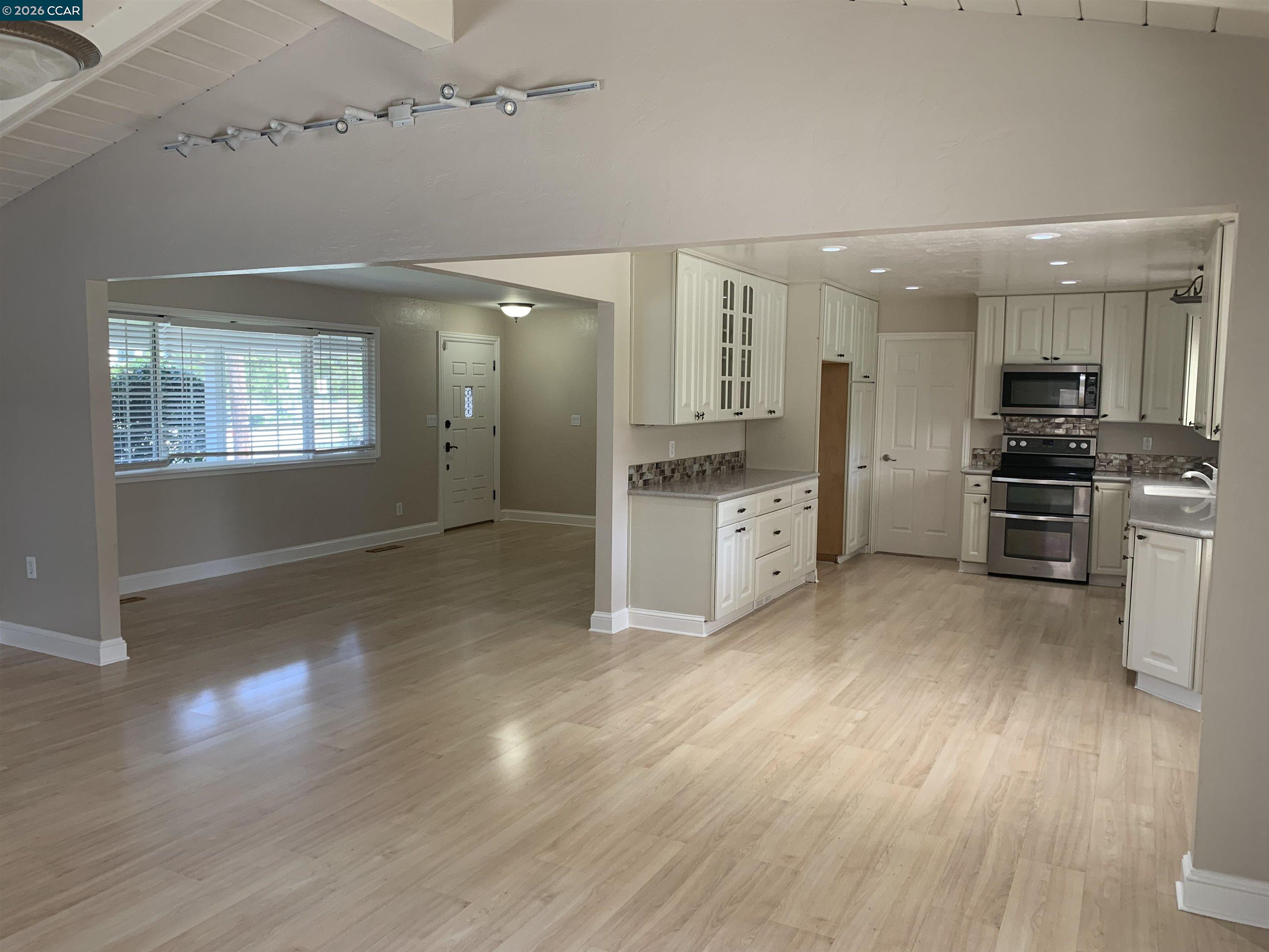 Detail Gallery Image 9 of 33 For 1608 Claycord Ave, Concord,  CA 94521 - 3 Beds | 2 Baths