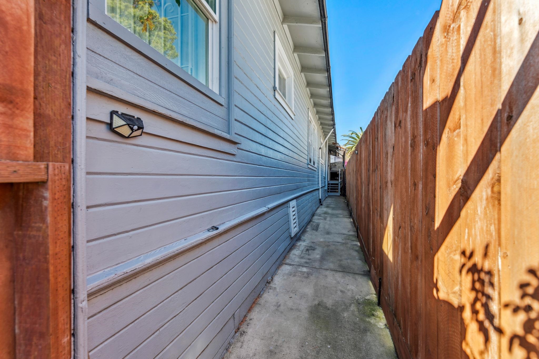 Detail Gallery Image 7 of 60 For 1433 56th Ave, Oakland,  CA 94621 - 3 Beds | 2 Baths