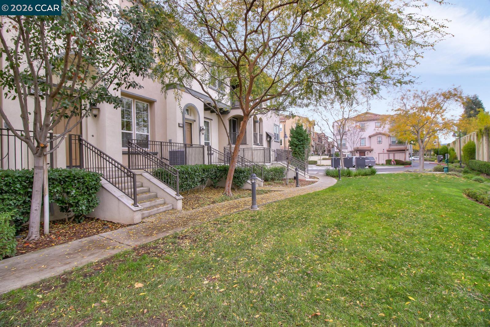 Detail Gallery Image 4 of 43 For 2066 Mendocino Ln, San Jose,  CA 95124 - 3 Beds | 2/1 Baths