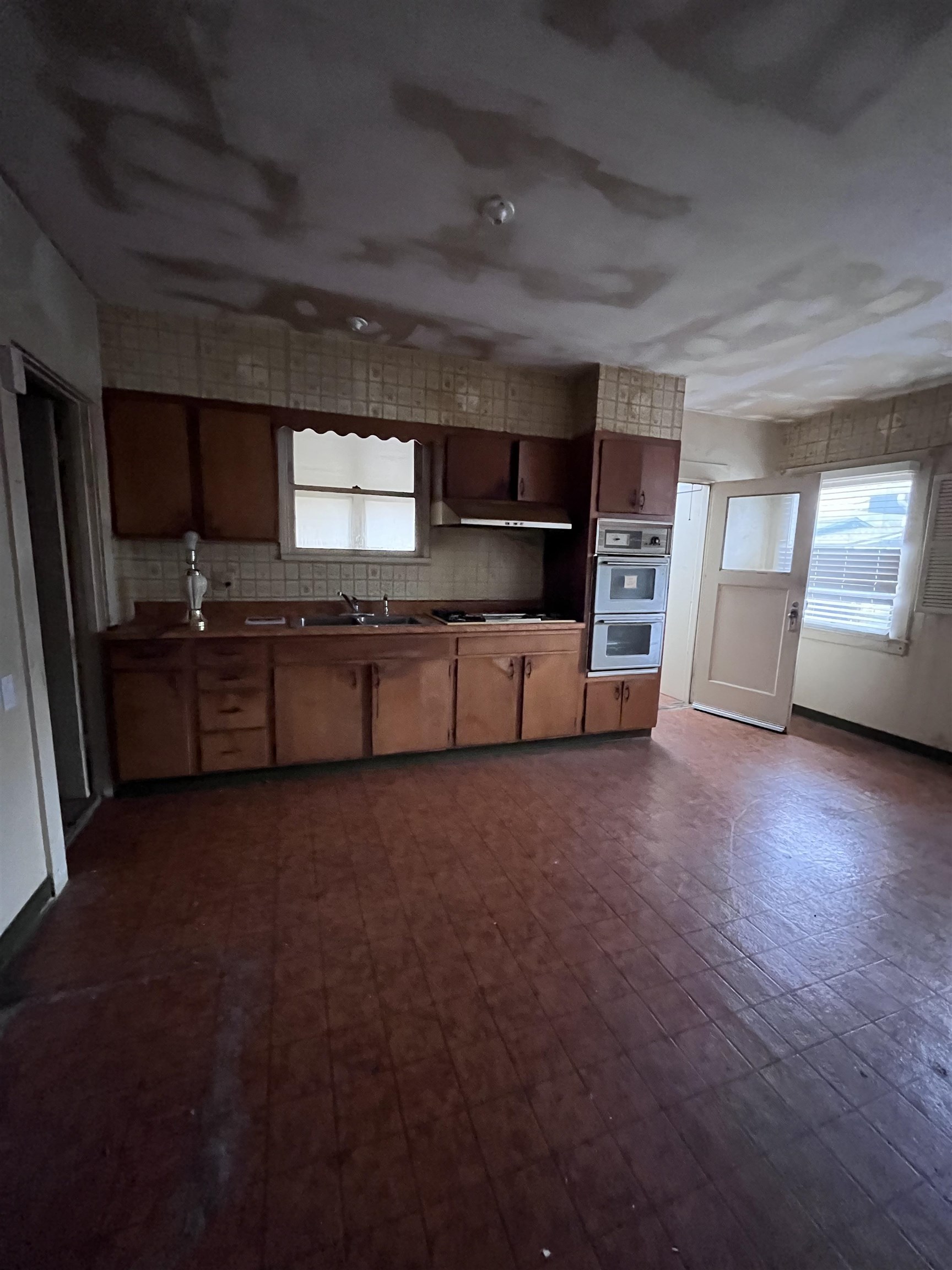 Detail Gallery Image 6 of 6 For 1715 87th Ave, Oakland,  CA 94621 - 2 Beds | 1 Baths