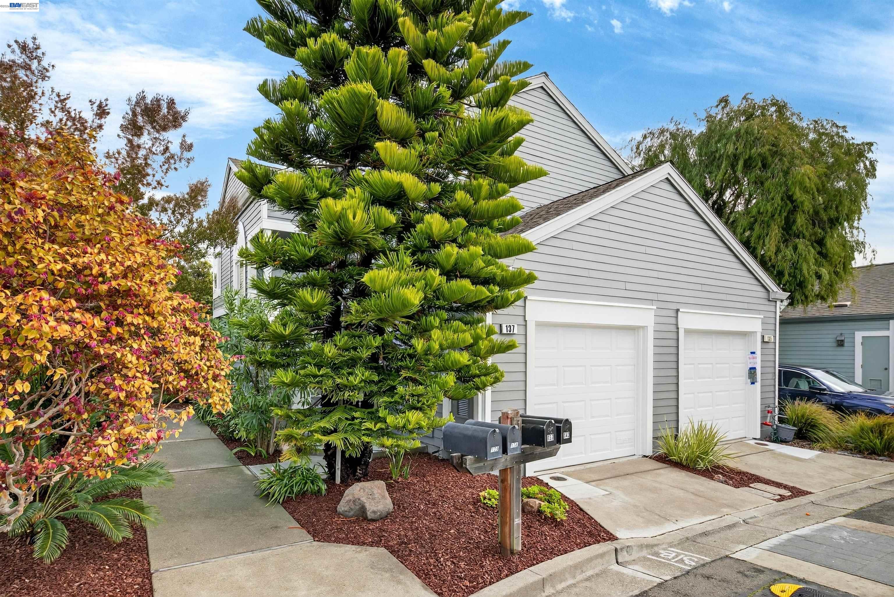 Detail Gallery Image 3 of 38 For 137 Parfait Ln, Alameda,  CA 94502 - 3 Beds | 2 Baths