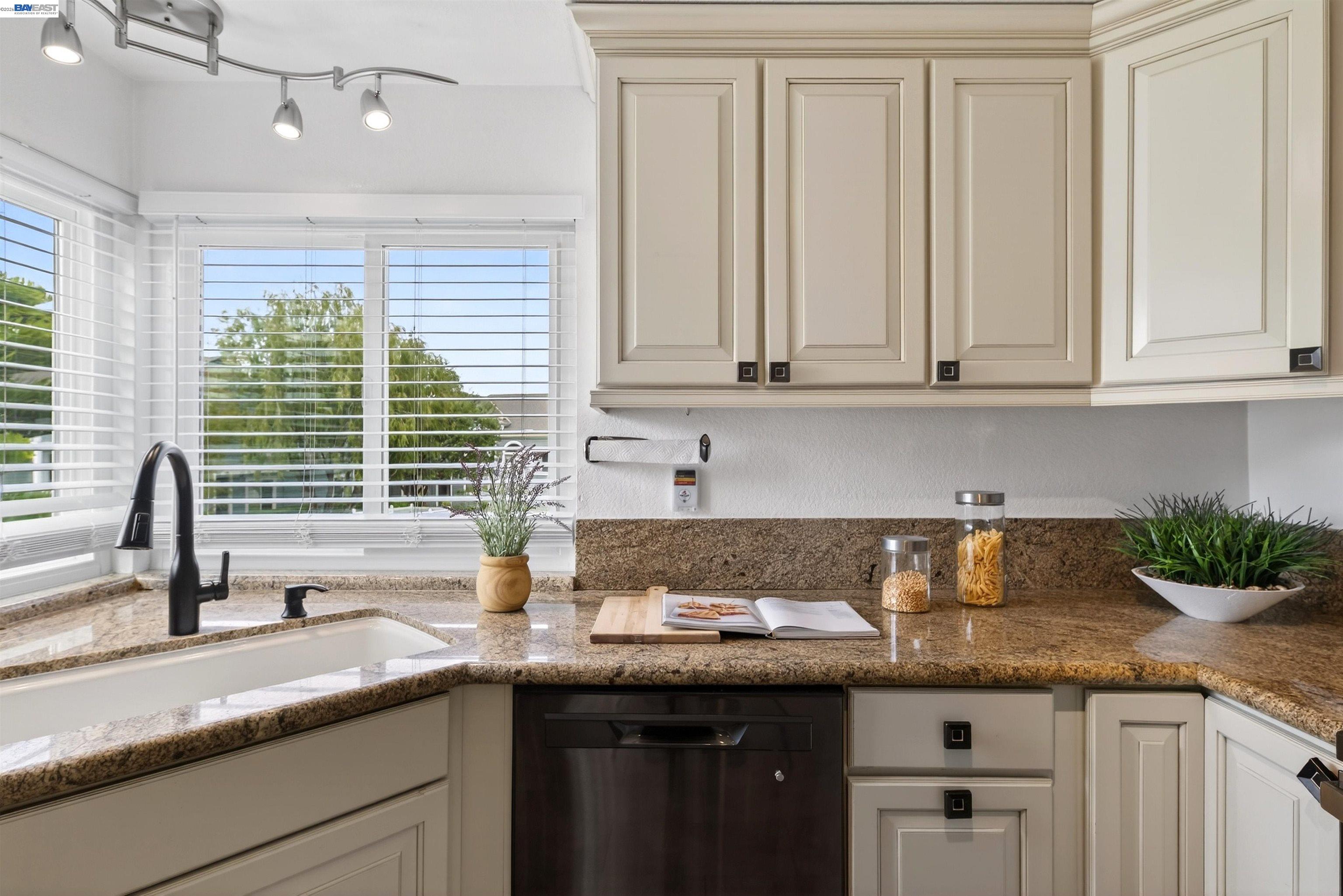 Detail Gallery Image 23 of 38 For 137 Parfait Ln, Alameda,  CA 94502 - 3 Beds | 2 Baths