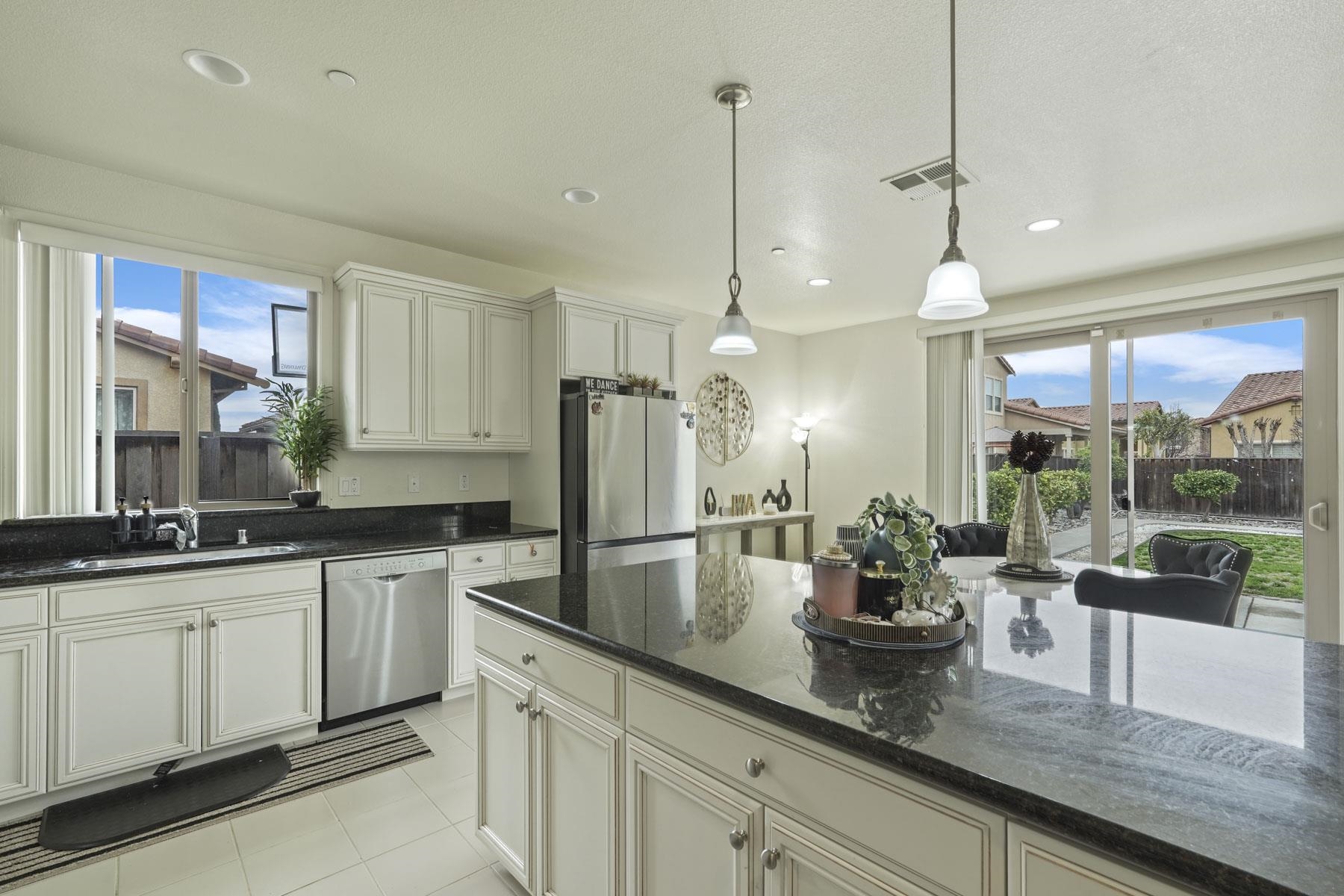 Detail Gallery Image 14 of 42 For 1140 Duomo Way, Manteca,  CA 95337 - 4 Beds | 3/1 Baths