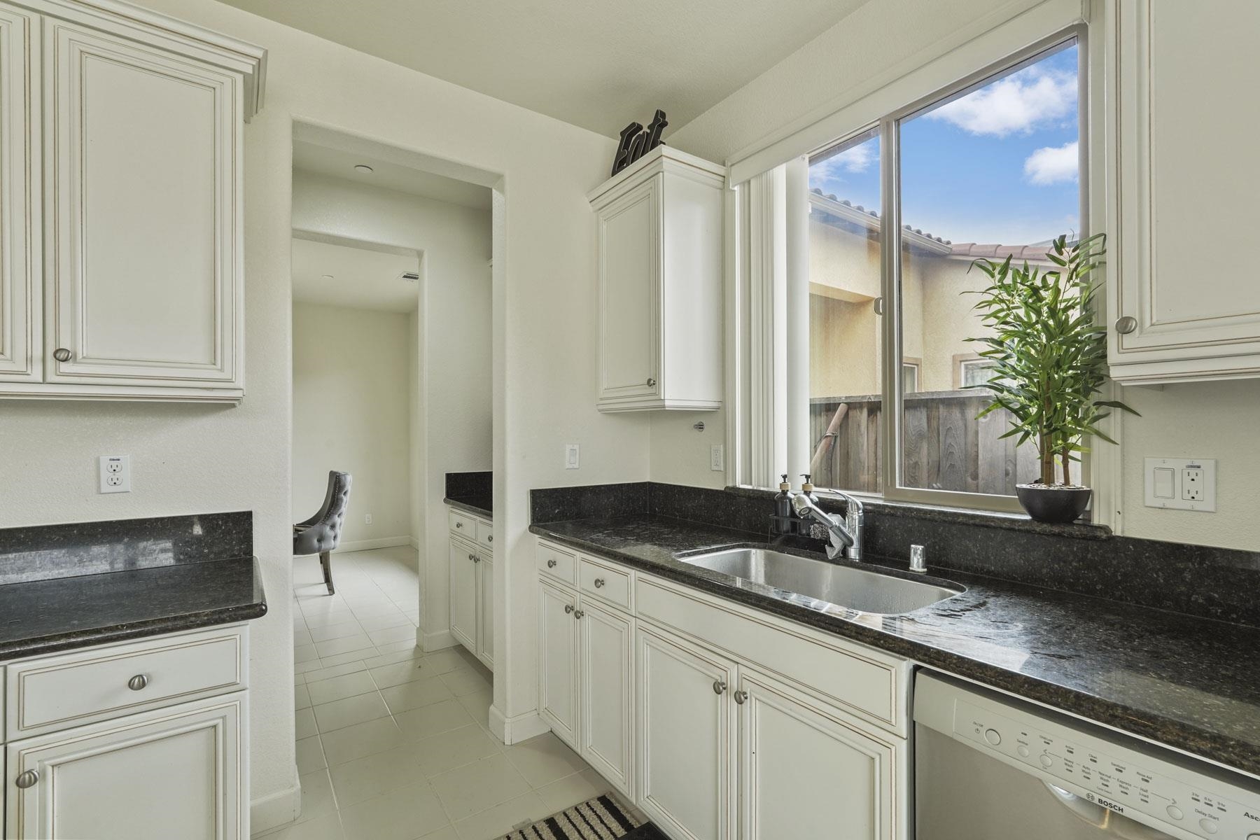 Detail Gallery Image 9 of 42 For 1140 Duomo Way, Manteca,  CA 95337 - 4 Beds | 3/1 Baths