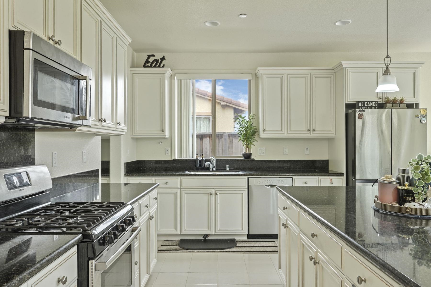 Detail Gallery Image 10 of 42 For 1140 Duomo Way, Manteca,  CA 95337 - 4 Beds | 3/1 Baths