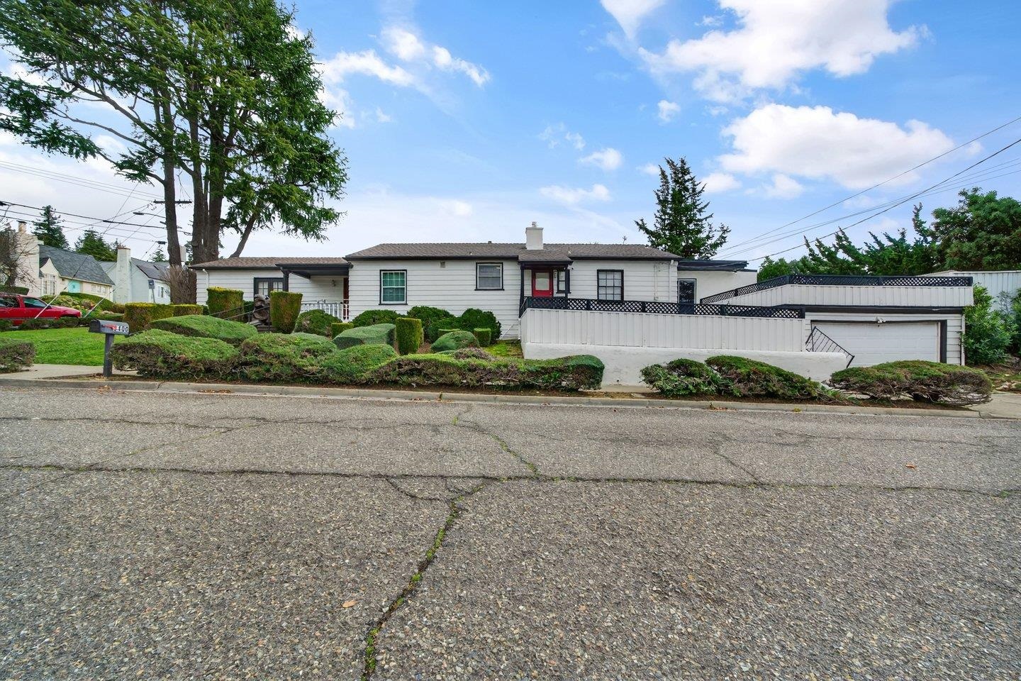 Detail Gallery Image 2 of 23 For 3400 Mirasol Ave, Oakland,  CA 94605 - 3 Beds | 2 Baths