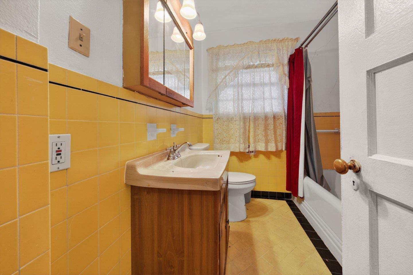 Detail Gallery Image 16 of 23 For 3400 Mirasol Ave, Oakland,  CA 94605 - 3 Beds | 2 Baths