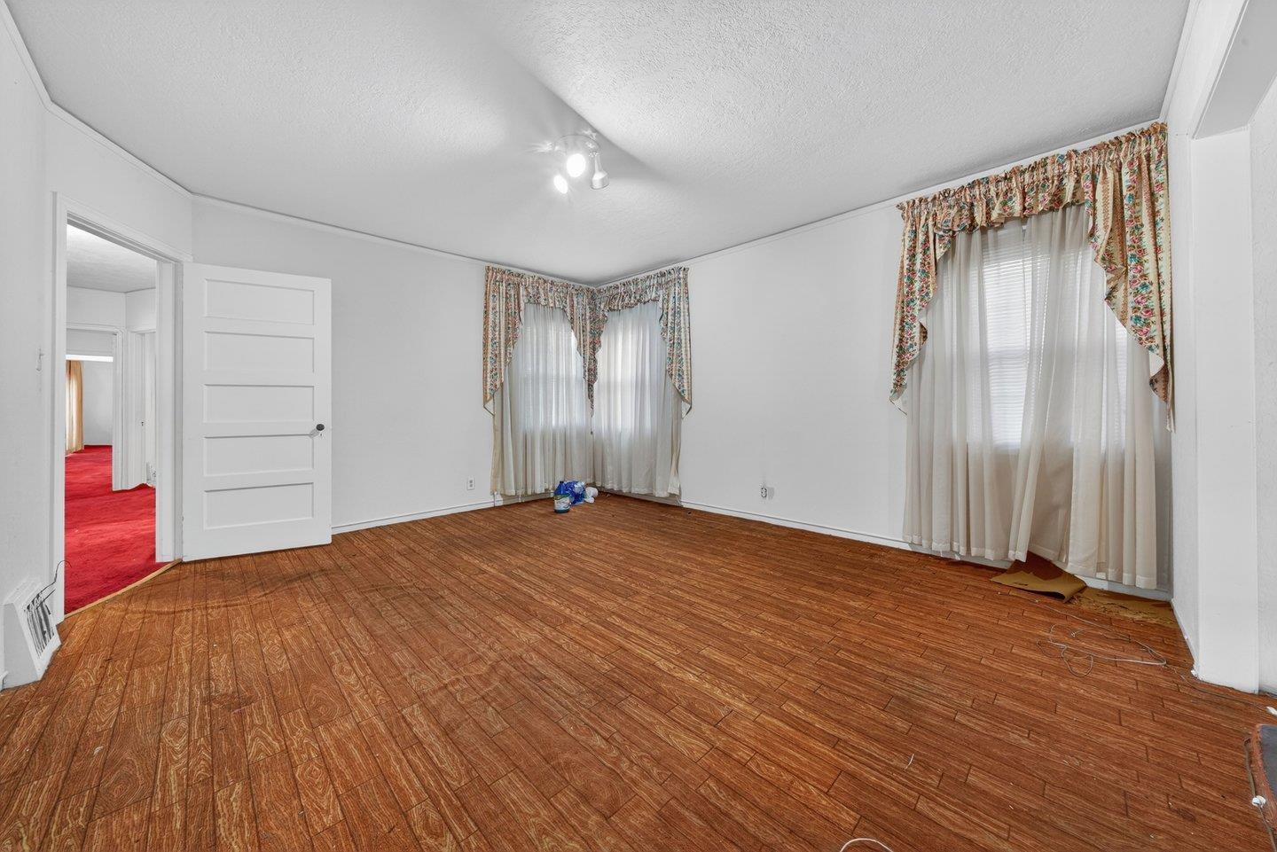 Detail Gallery Image 10 of 23 For 3400 Mirasol Ave, Oakland,  CA 94605 - 3 Beds | 2 Baths