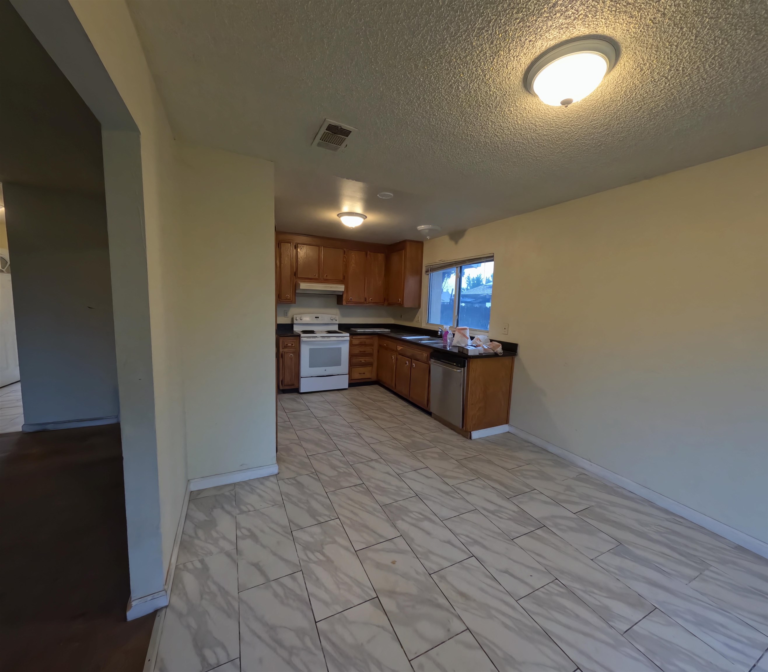 Detail Gallery Image 11 of 13 For 2121 Apricot Ct, Pittsburg,  CA 94565 - 3 Beds | 2 Baths