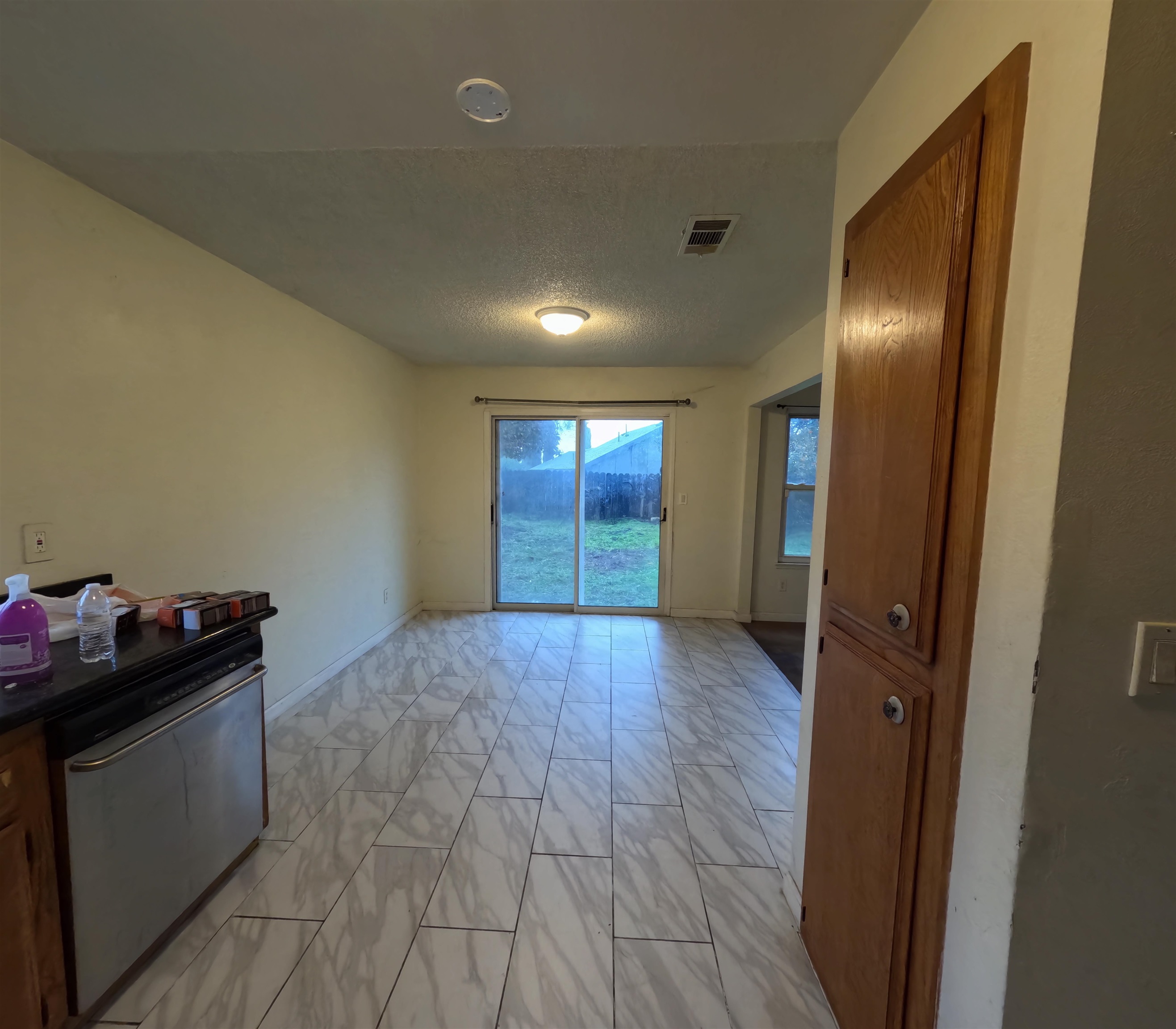 Detail Gallery Image 8 of 13 For 2121 Apricot Ct, Pittsburg,  CA 94565 - 3 Beds | 2 Baths