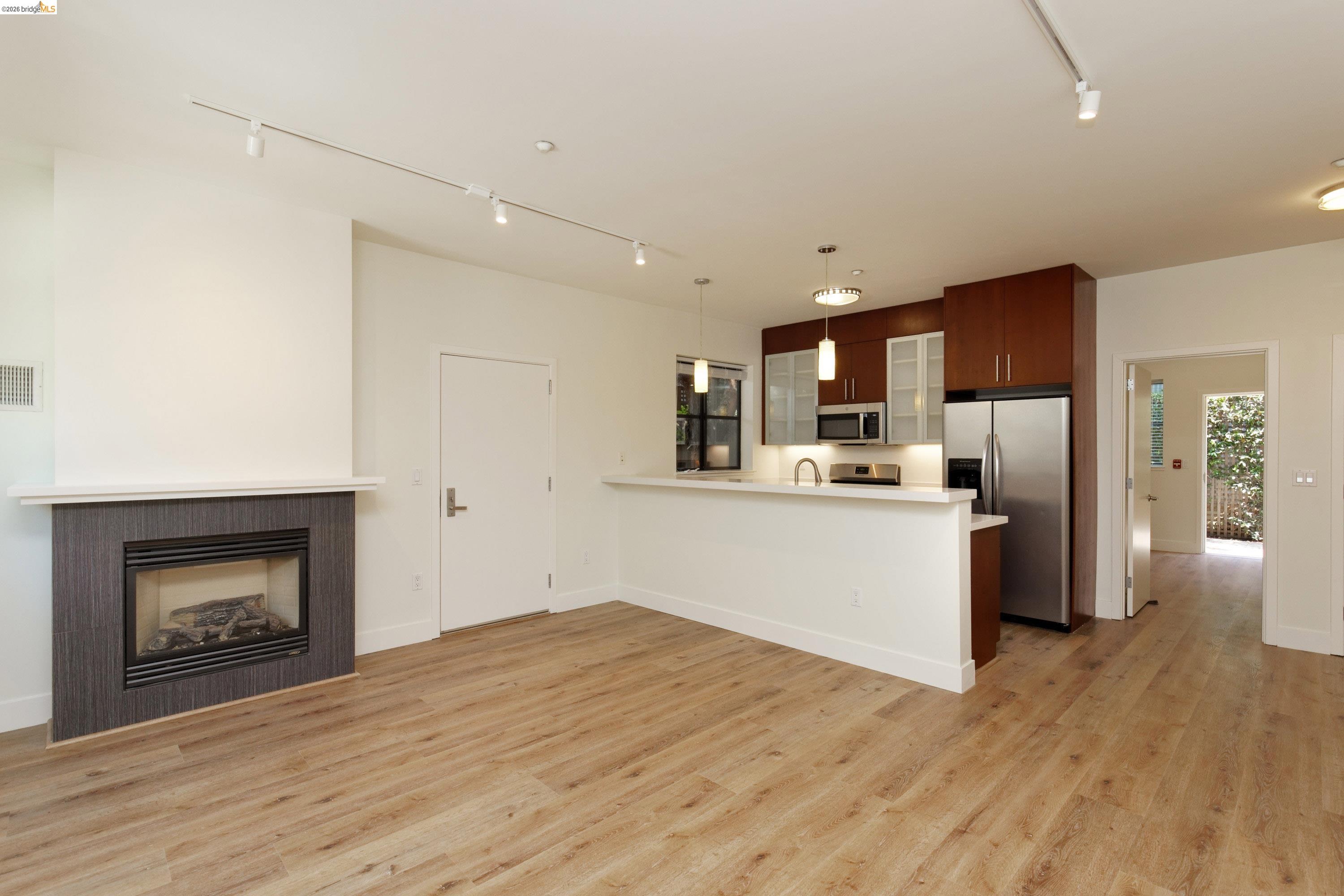 Detail Gallery Image 14 of 42 For 1565 32nd Street #4,  Oakland,  CA 94608 - 3 Beds | 3 Baths