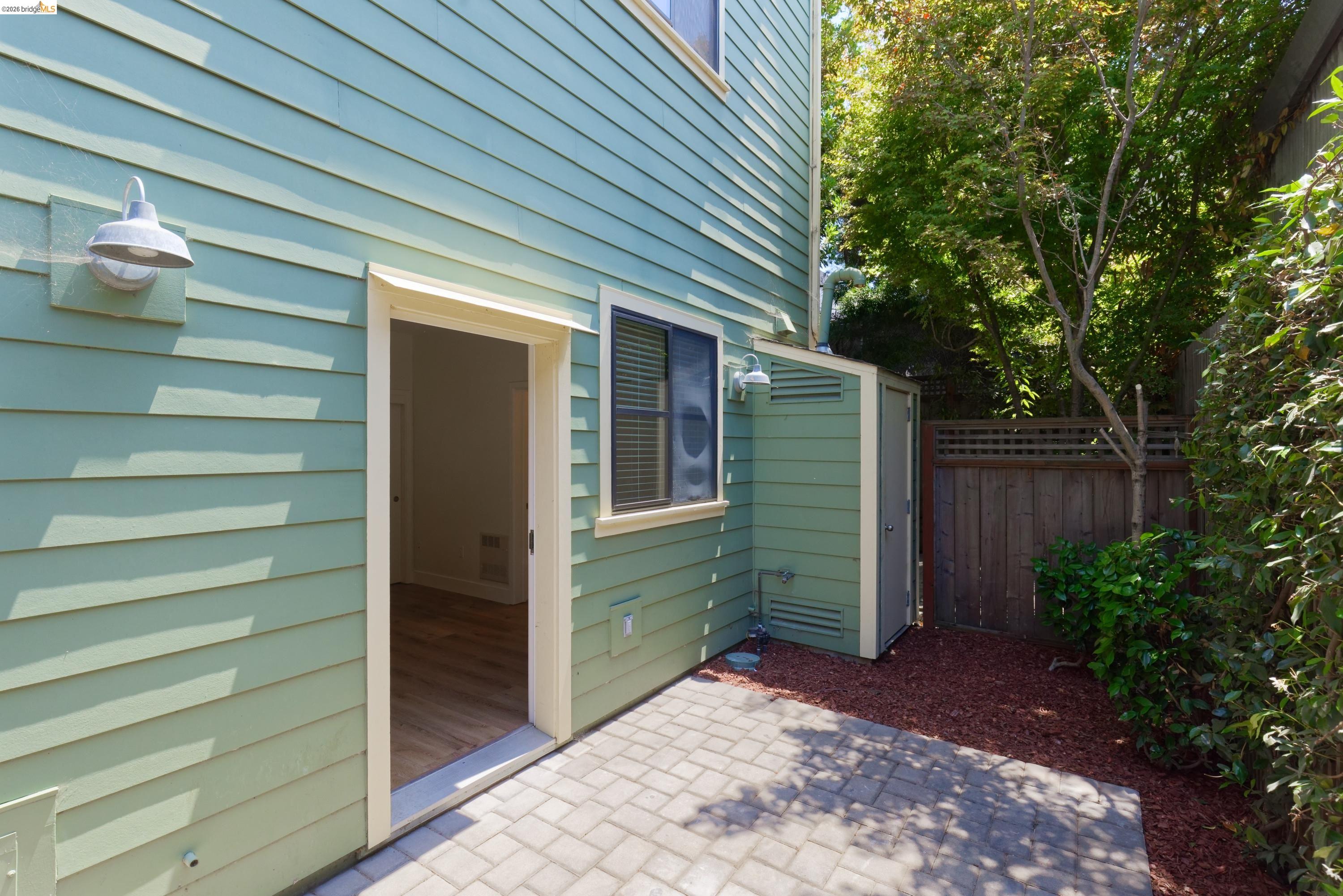 Detail Gallery Image 16 of 42 For 1565 32nd Street #4,  Oakland,  CA 94608 - 3 Beds | 3 Baths