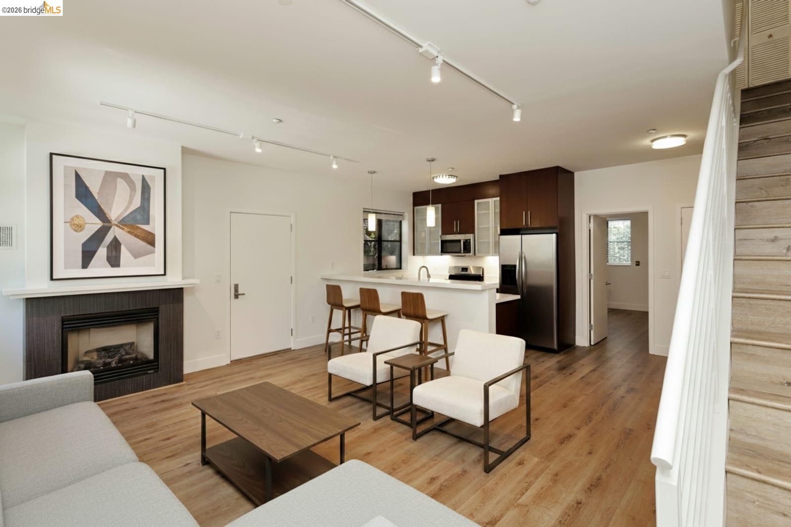 Detail Gallery Image 3 of 42 For 1565 32nd Street #4,  Oakland,  CA 94608 - 3 Beds | 3 Baths