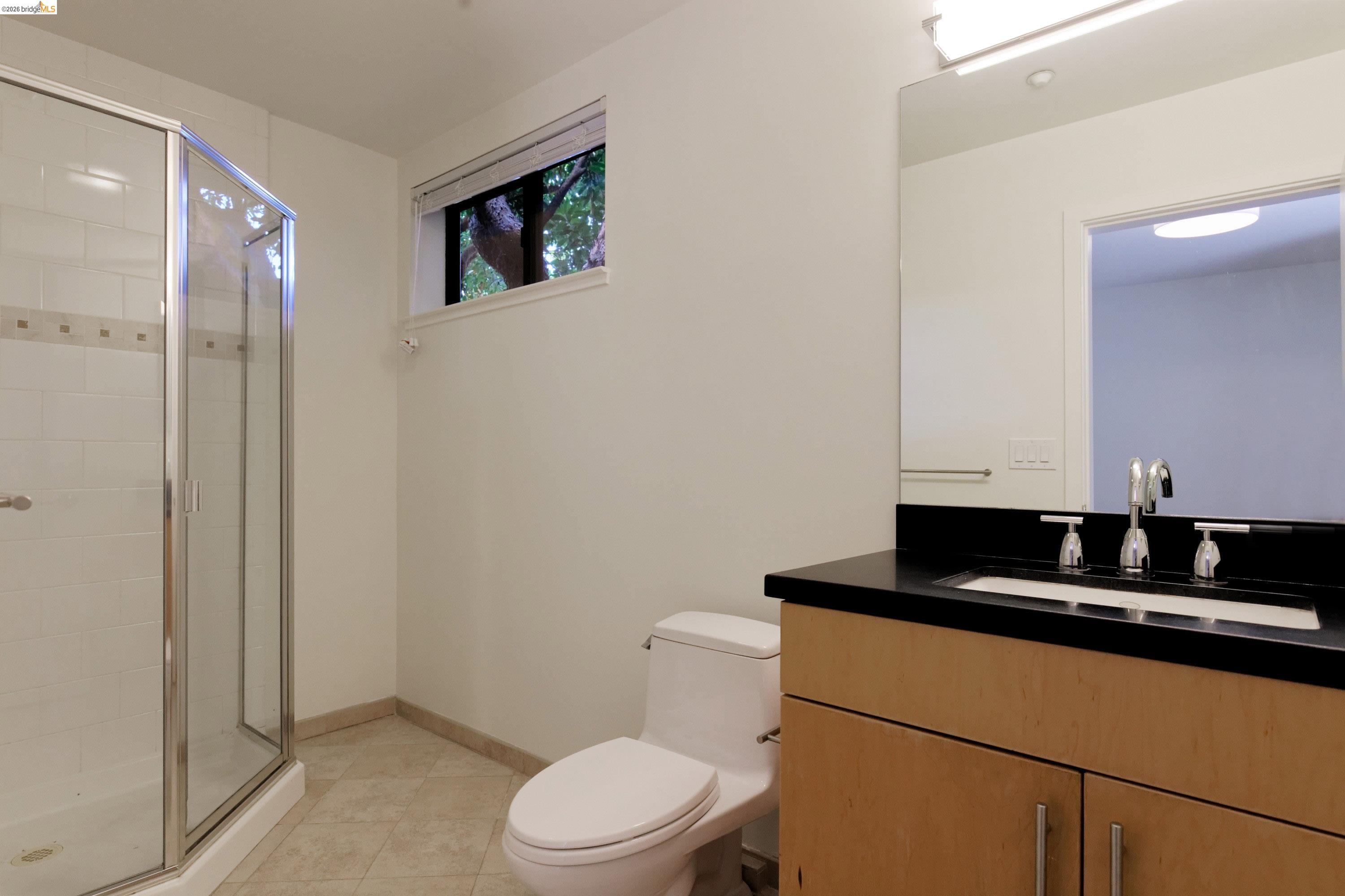 Detail Gallery Image 23 of 42 For 1565 32nd Street #4,  Oakland,  CA 94608 - 3 Beds | 3 Baths